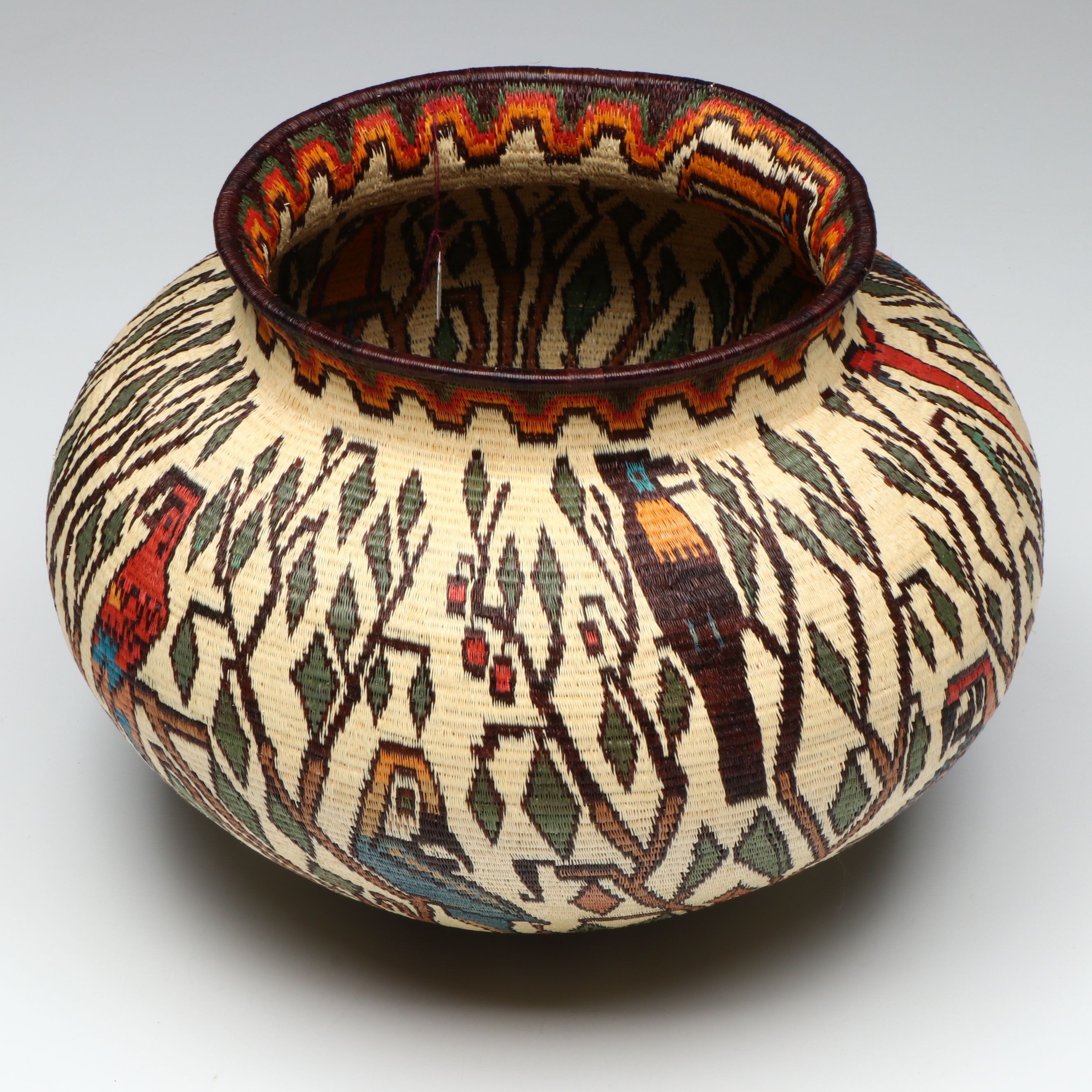 Panamanian Emberá-Wounaan Plant Fiber Basket with Polychrome Tropical Birds