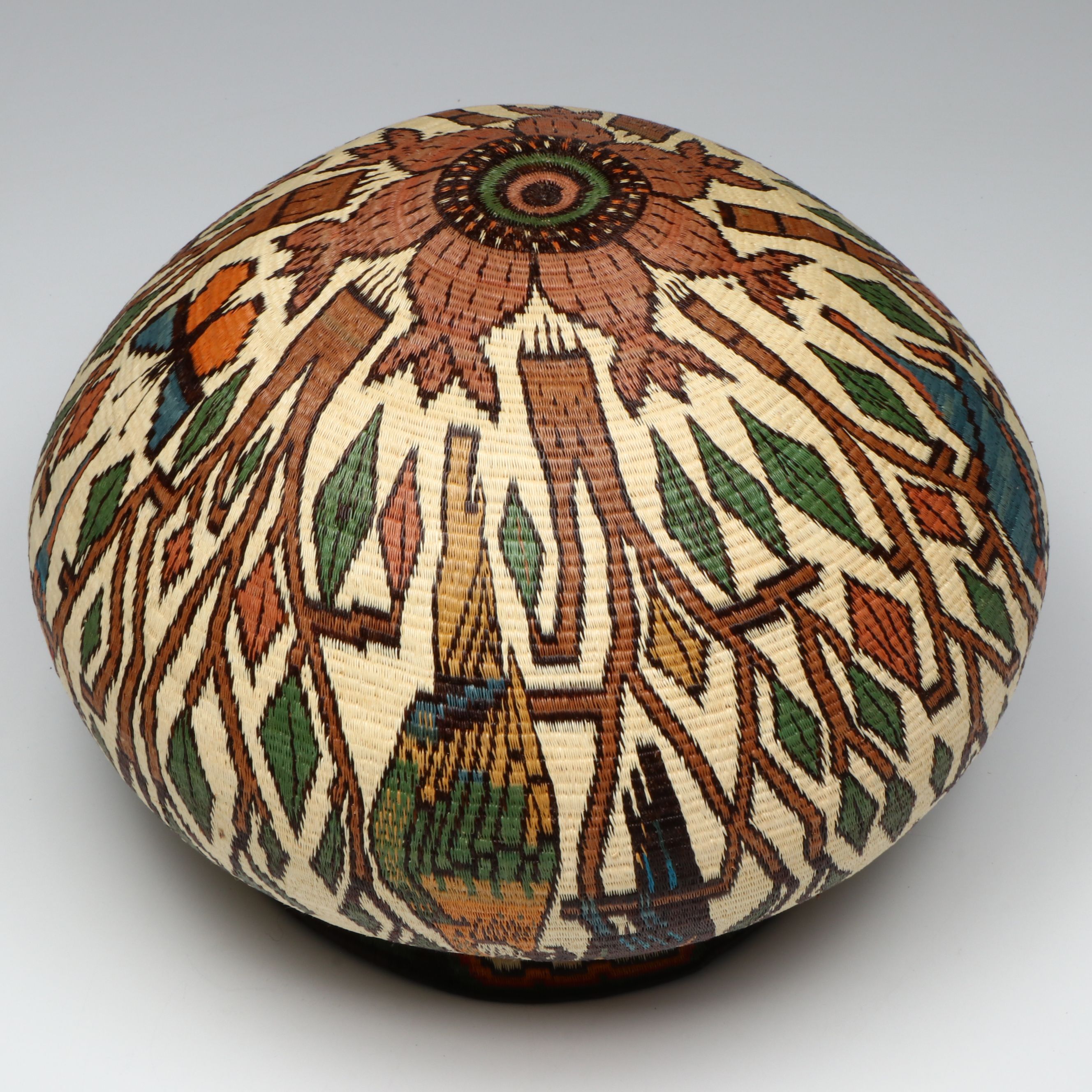 Panamanian Emberá-Wounaan Plant Fiber Basket with Polychrome Tropical Birds