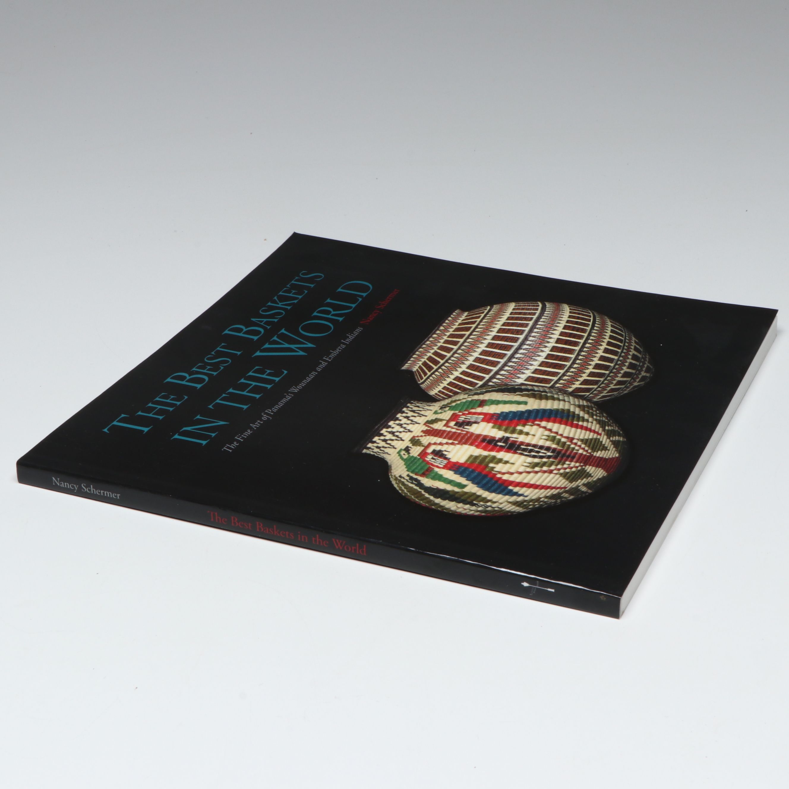 Panamanian Emberá-Wounaan Plant Fiber Basket with Polychrome Tropical Birds