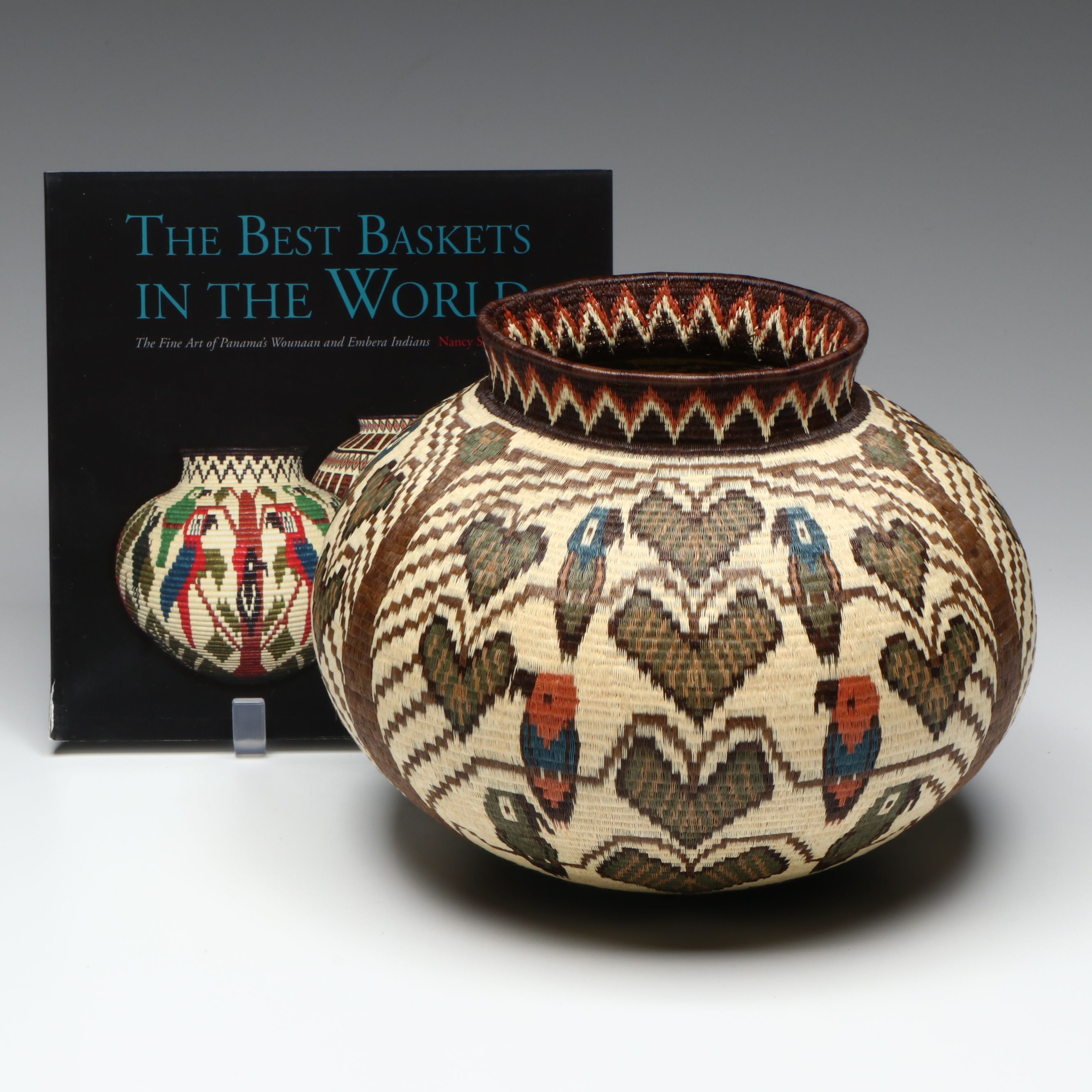 Panamanian Emberá-Wounaan Plant Fiber Basket with Heart-Shaped Leaves and Birds