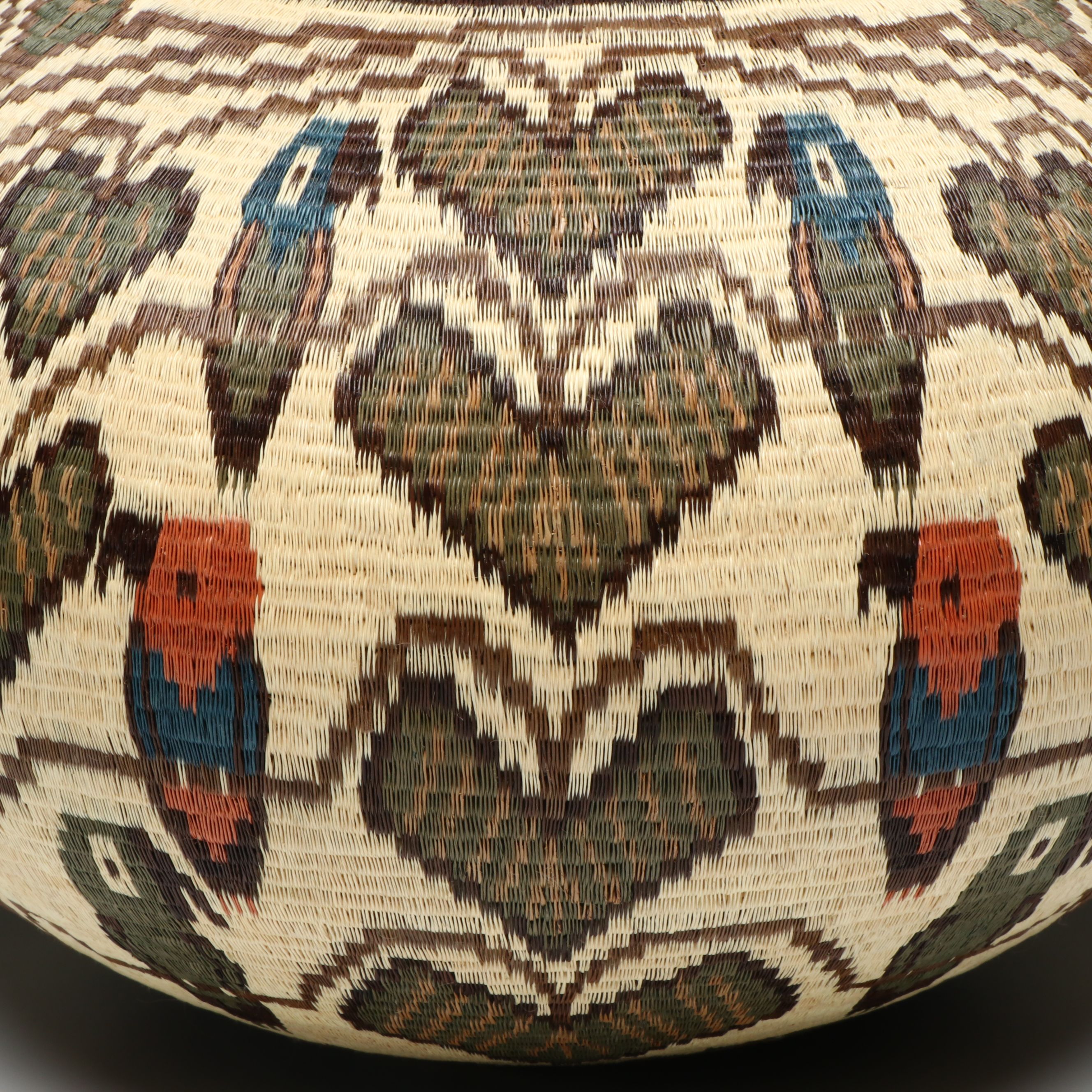 Panamanian Emberá-Wounaan Plant Fiber Basket with Heart-Shaped Leaves and Birds