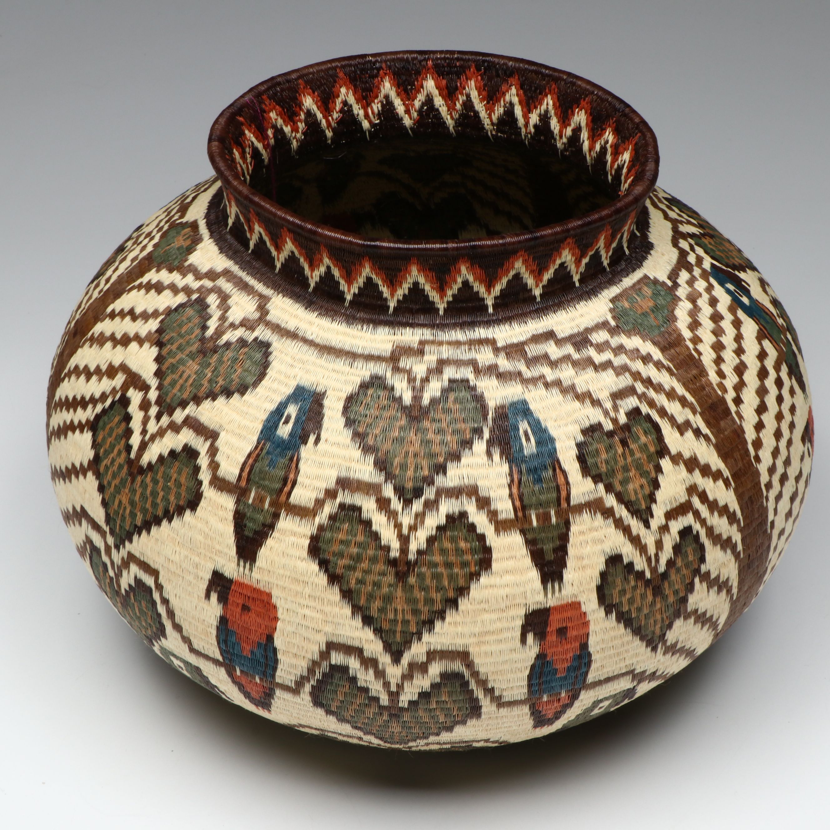 Panamanian Emberá-Wounaan Plant Fiber Basket with Heart-Shaped Leaves and Birds
