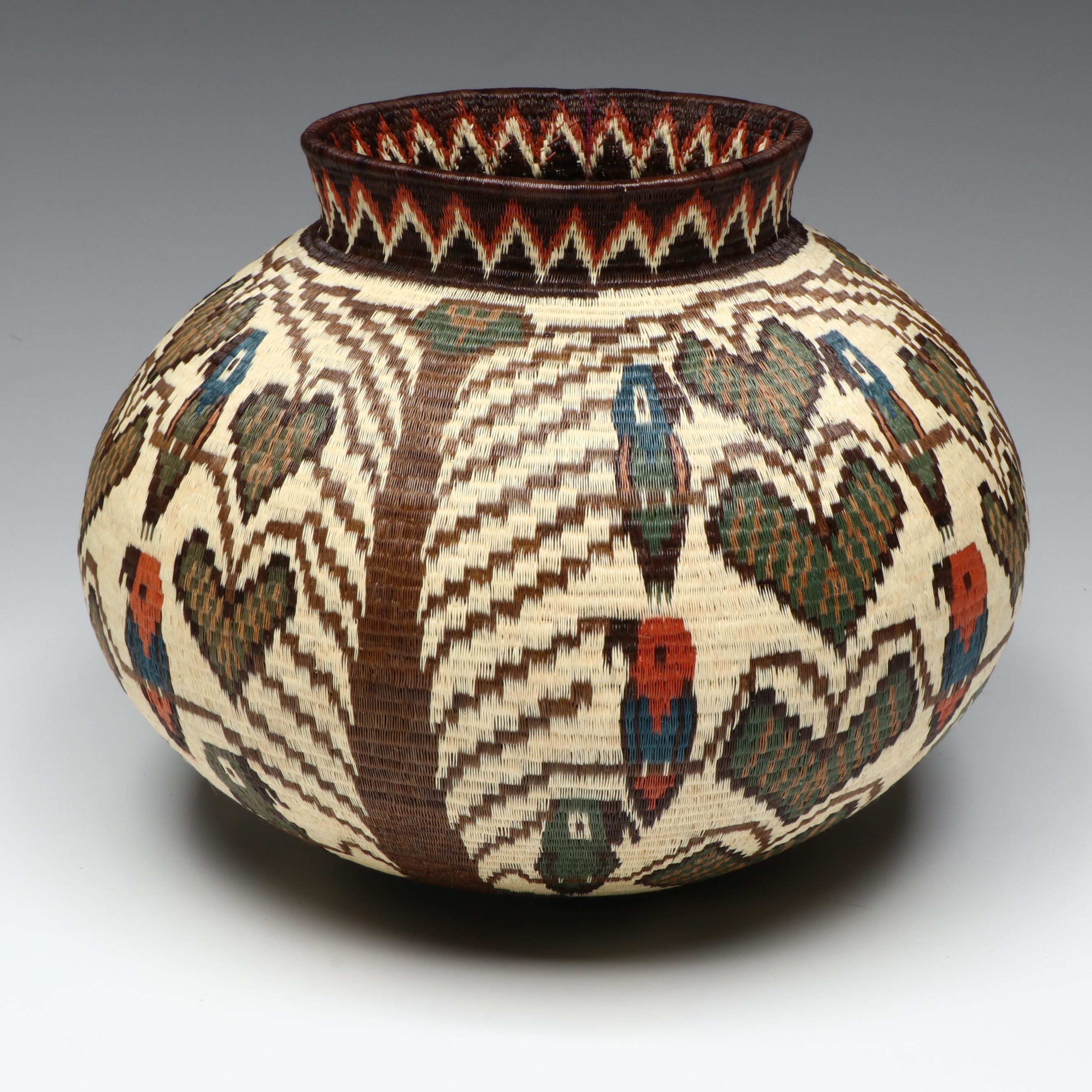 Panamanian Emberá-Wounaan Plant Fiber Basket with Heart-Shaped Leaves and Birds