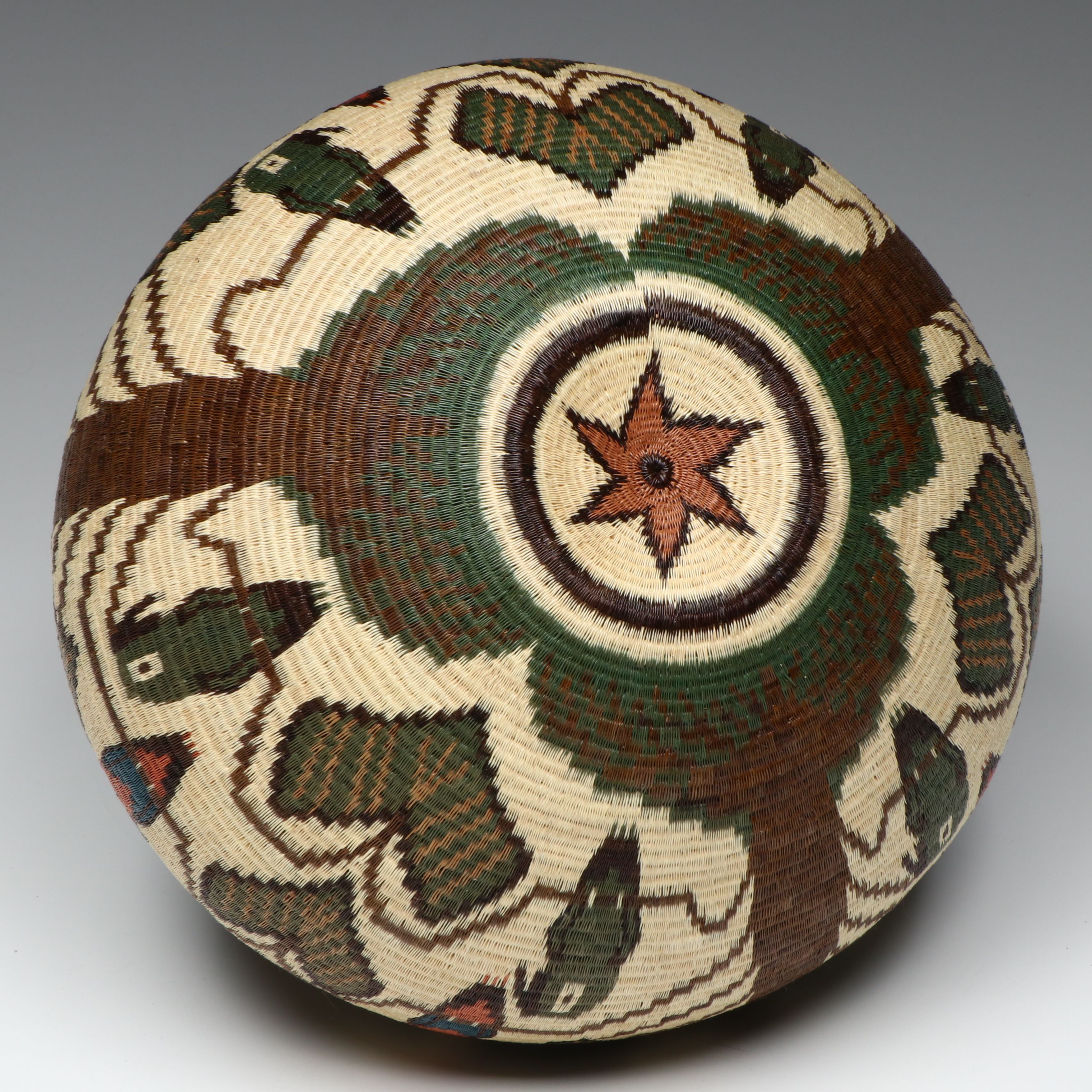 Panamanian Emberá-Wounaan Plant Fiber Basket with Heart-Shaped Leaves and Birds