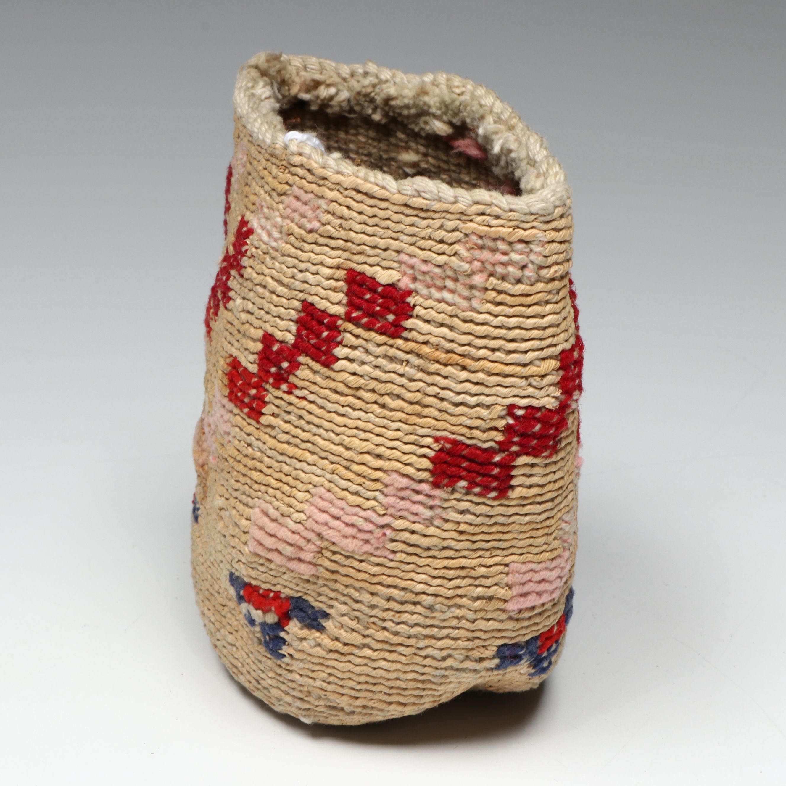 Nimiipuu (Nez Perce) Corn Husk and Wool Sally Bag with Geometric Designs