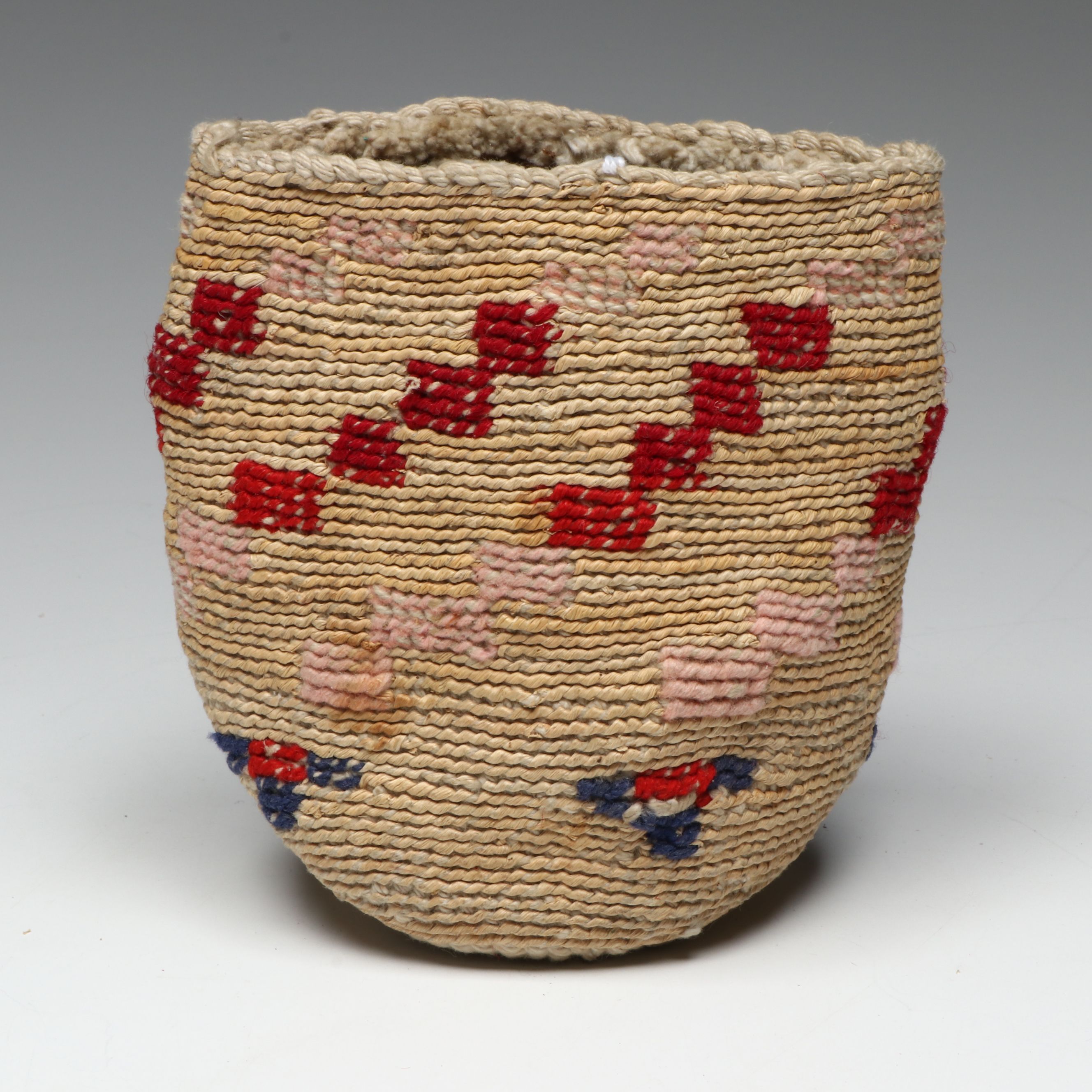 Nimiipuu (Nez Perce) Corn Husk and Wool Sally Bag with Geometric Designs