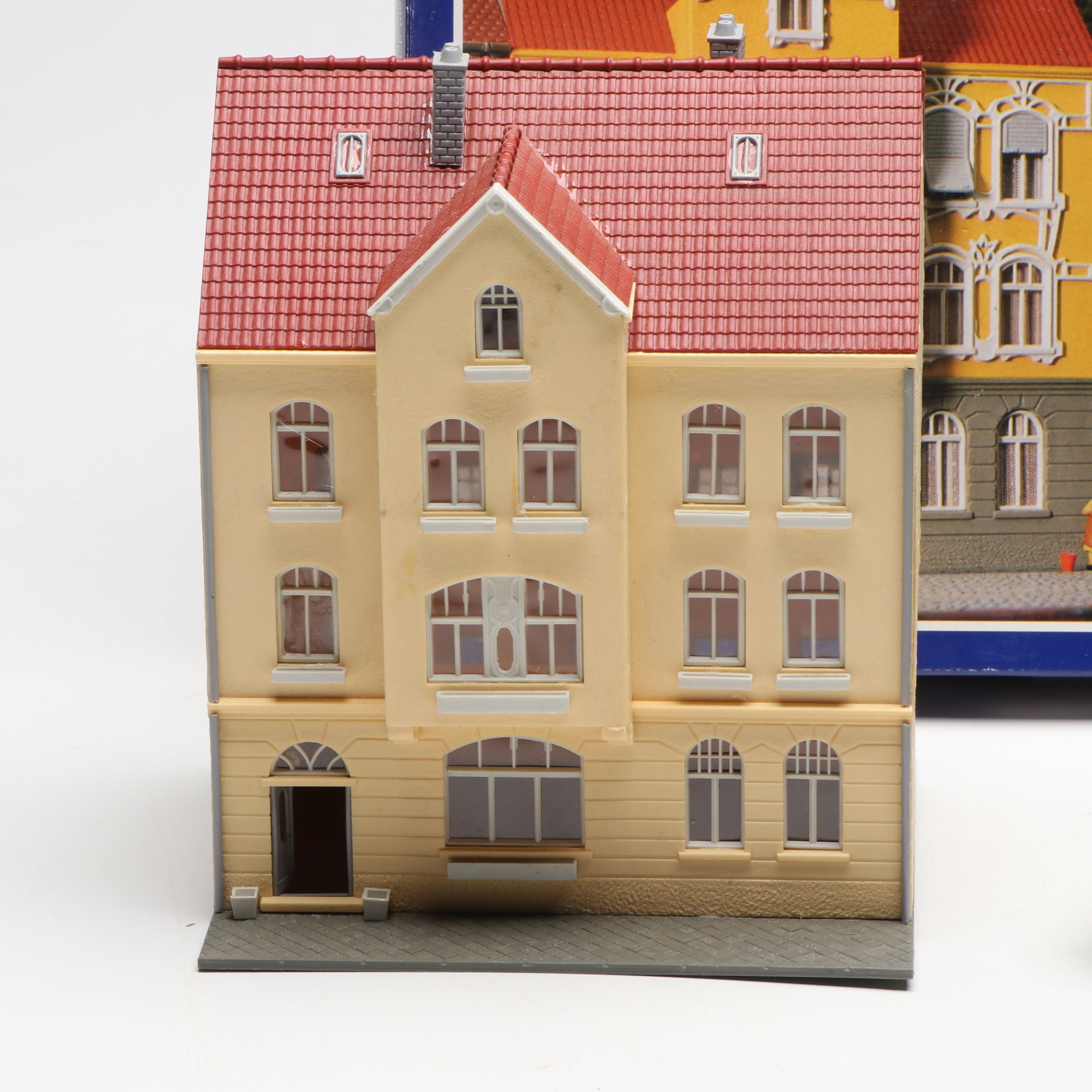 Pola HO Scale Kits and European Style Buildings with MRC Tech II Transformer