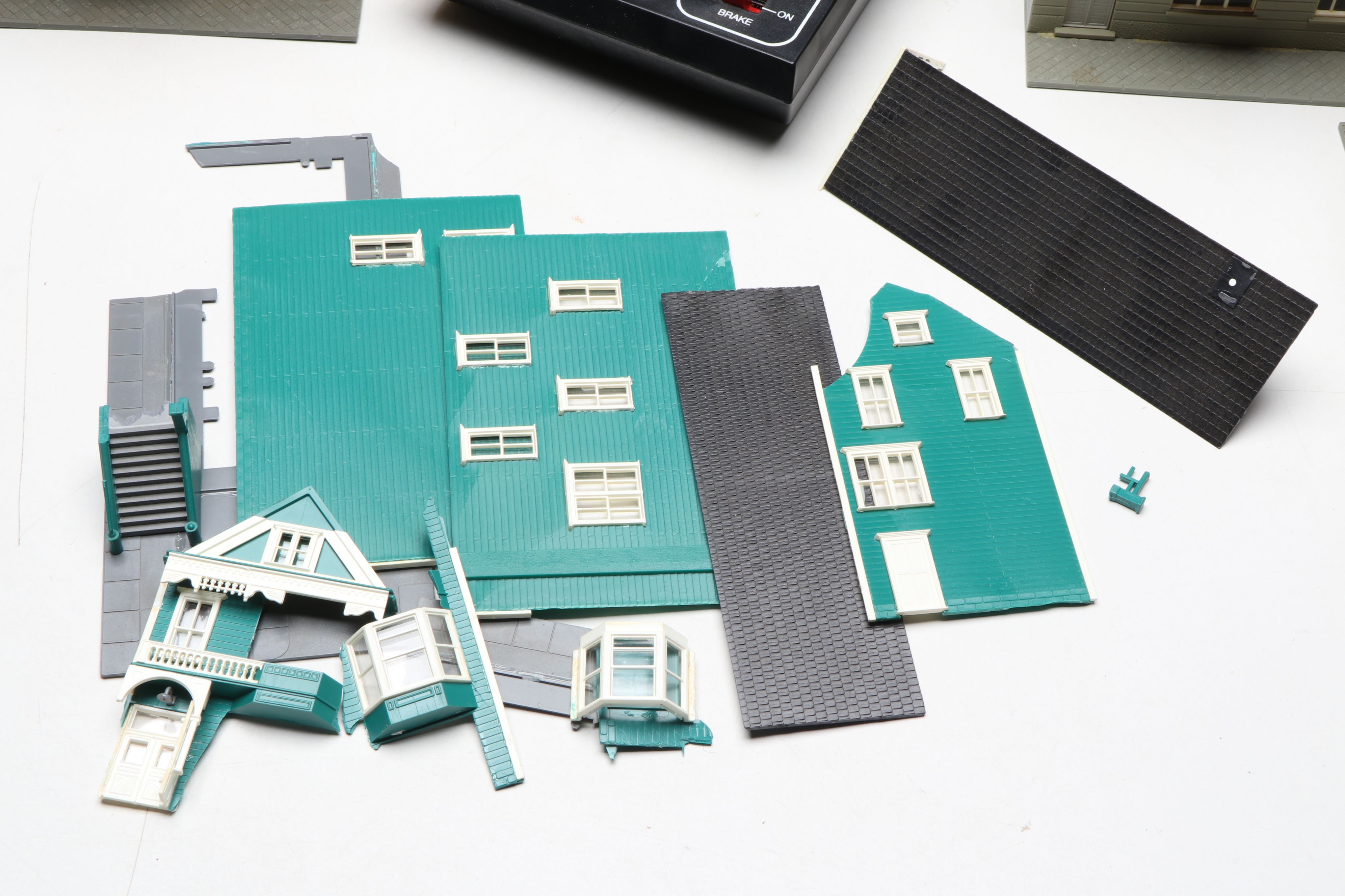 Pola HO Scale Kits and European Style Buildings with MRC Tech II Transformer