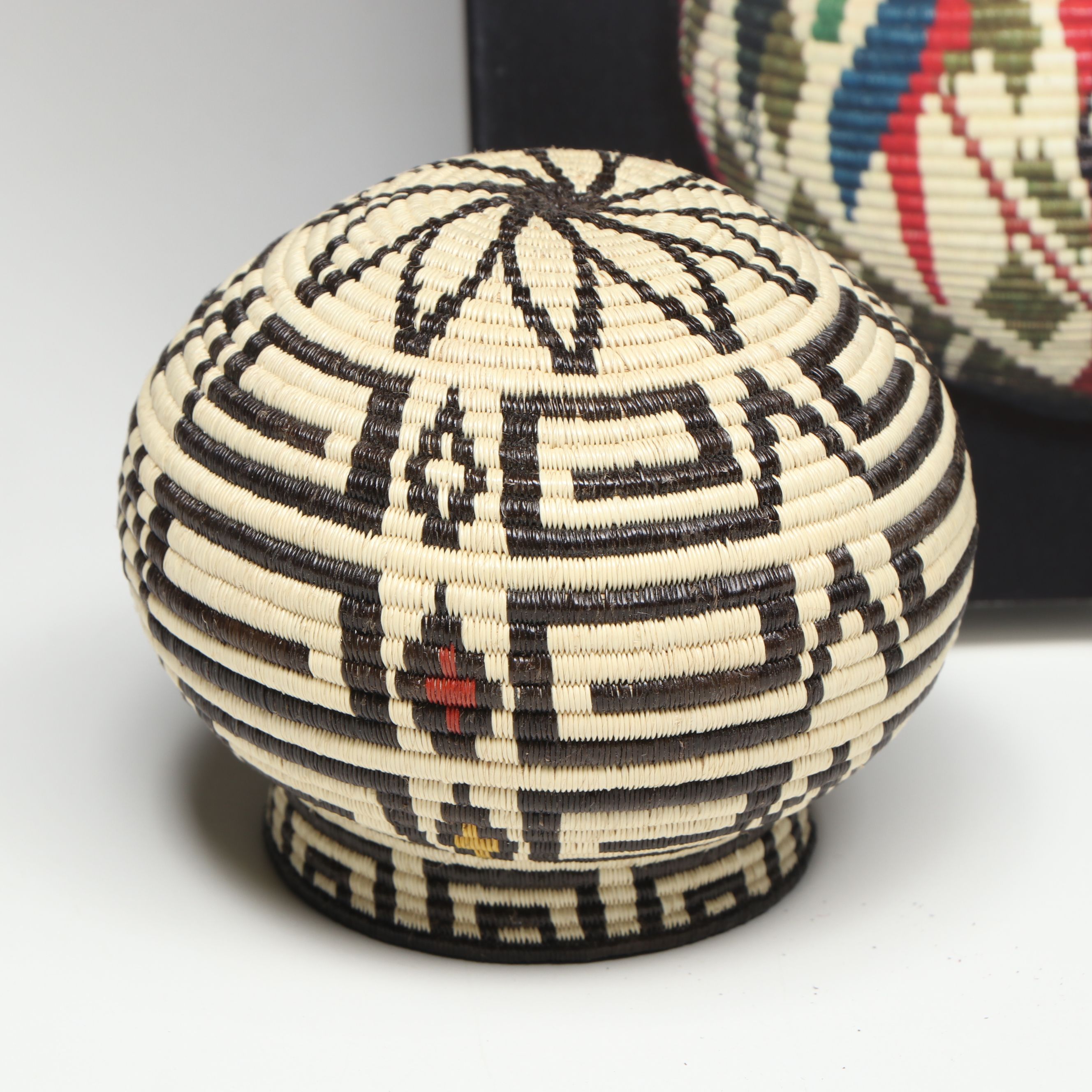 Panamanian Emberá-Wounaan Woven Chunga Fiber Diminutive Baskets