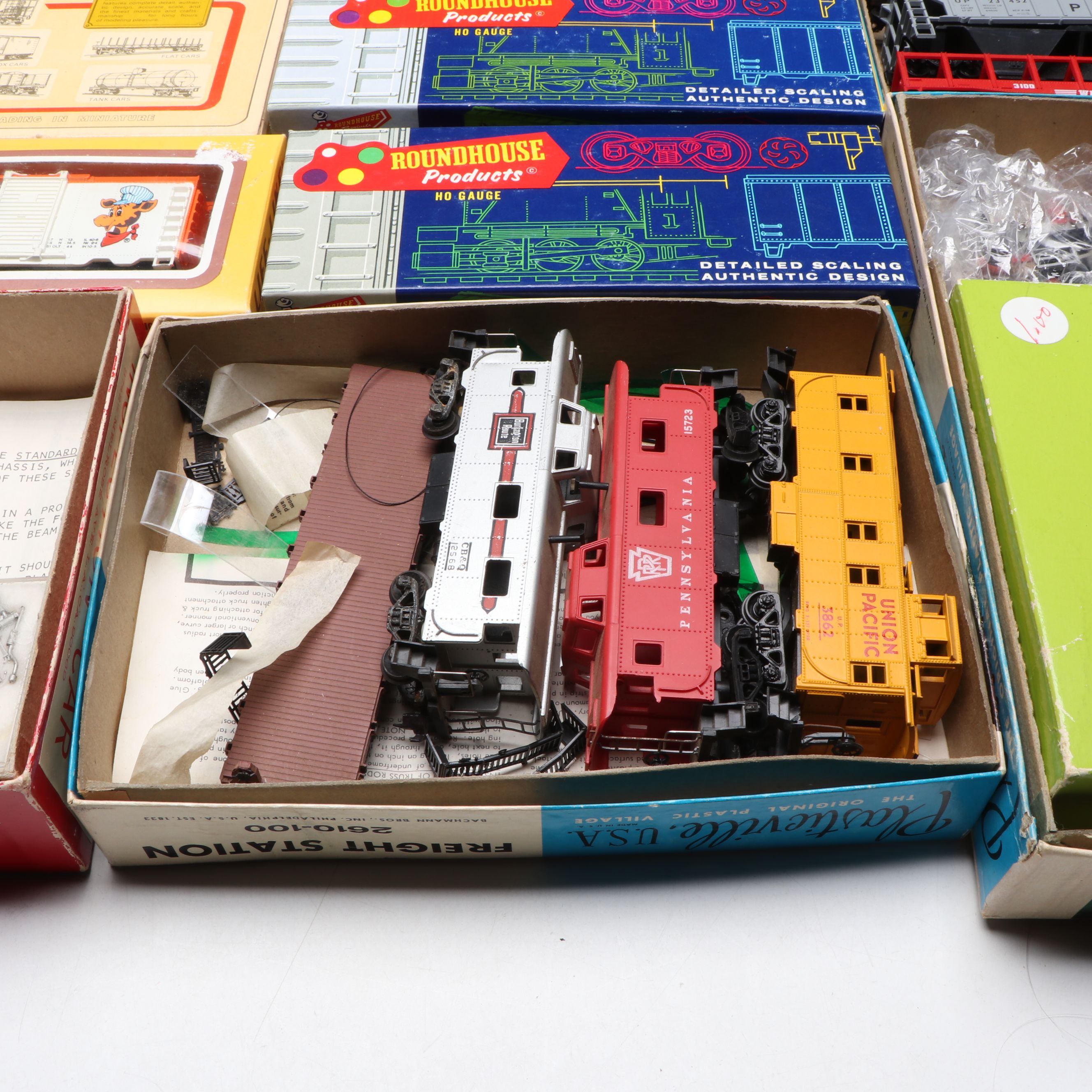 Rio Grande, Burlington Northern and More HO Scale Train Cars with Accessories