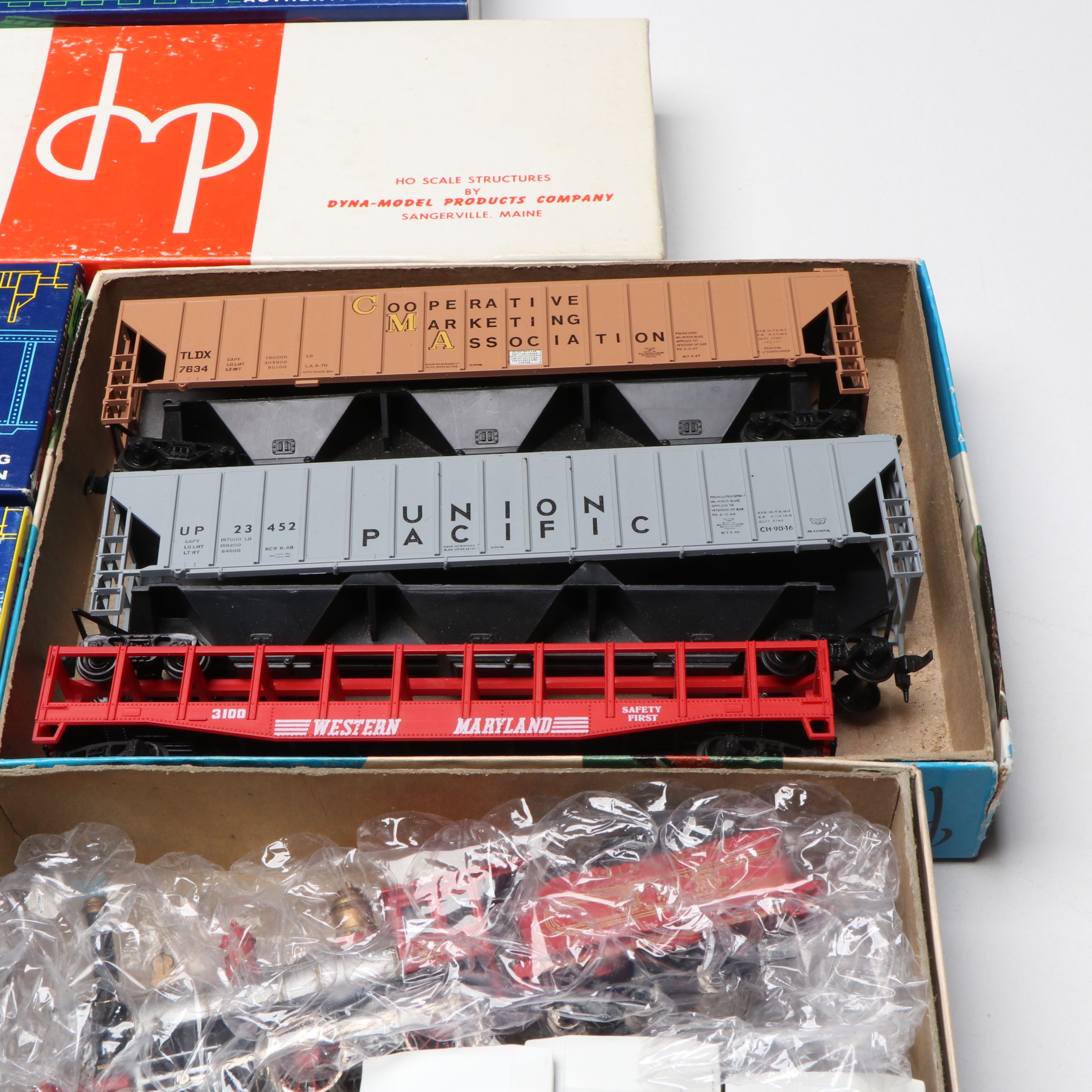 Rio Grande, Burlington Northern and More HO Scale Train Cars with Accessories