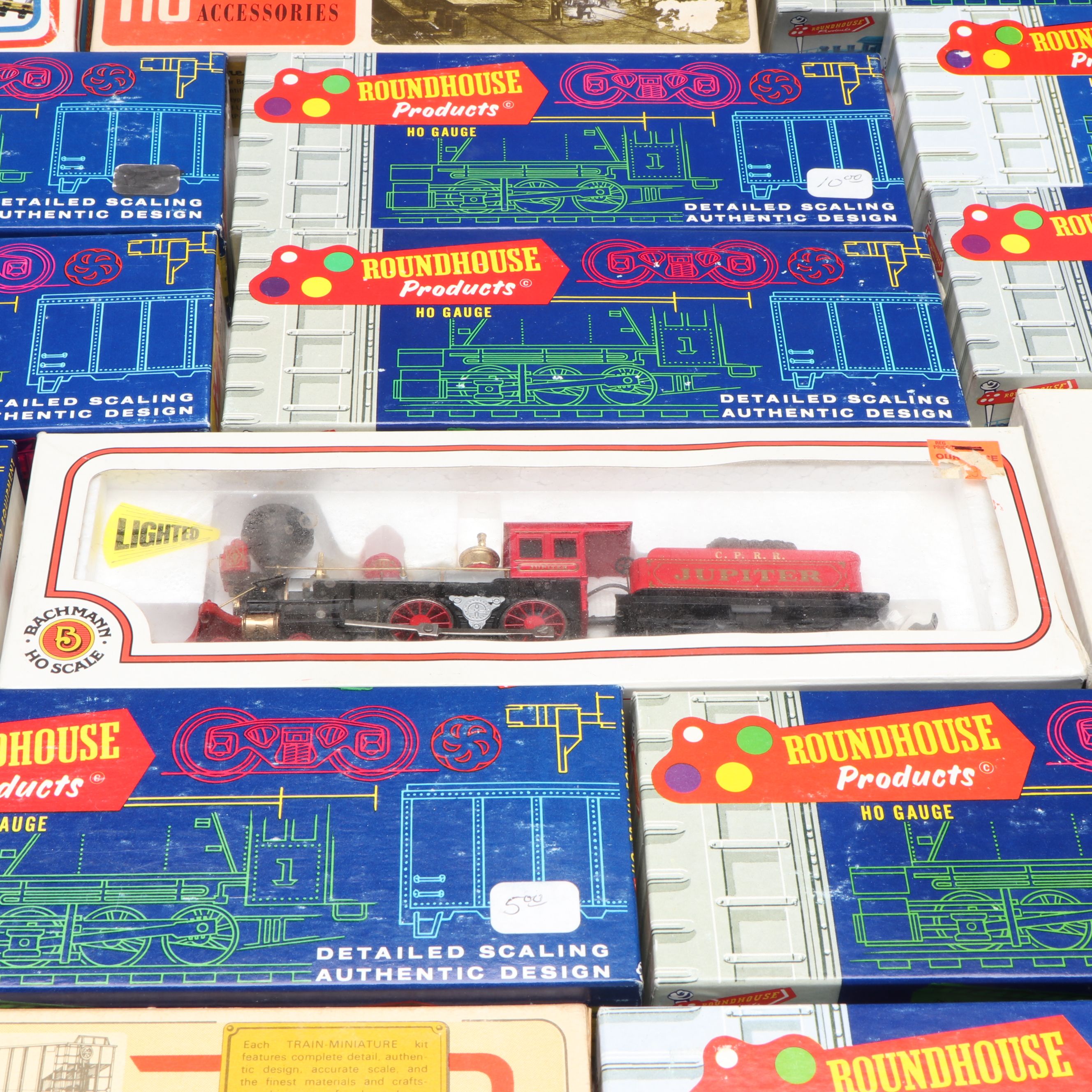 Rio Grande, Burlington Northern and More HO Scale Train Cars with Accessories