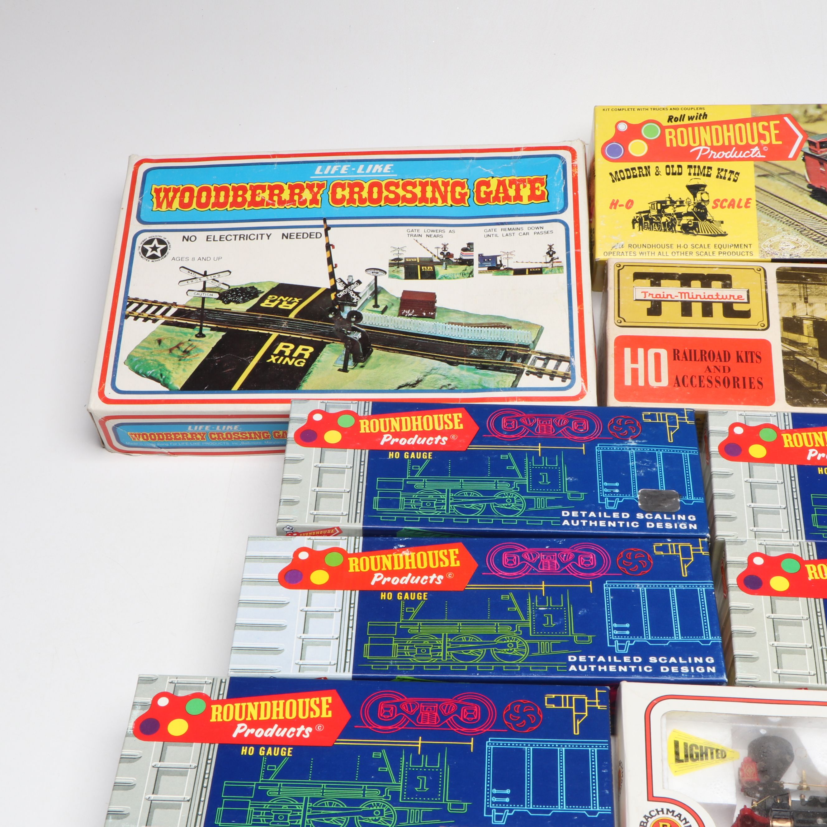 Rio Grande, Burlington Northern and More HO Scale Train Cars with Accessories