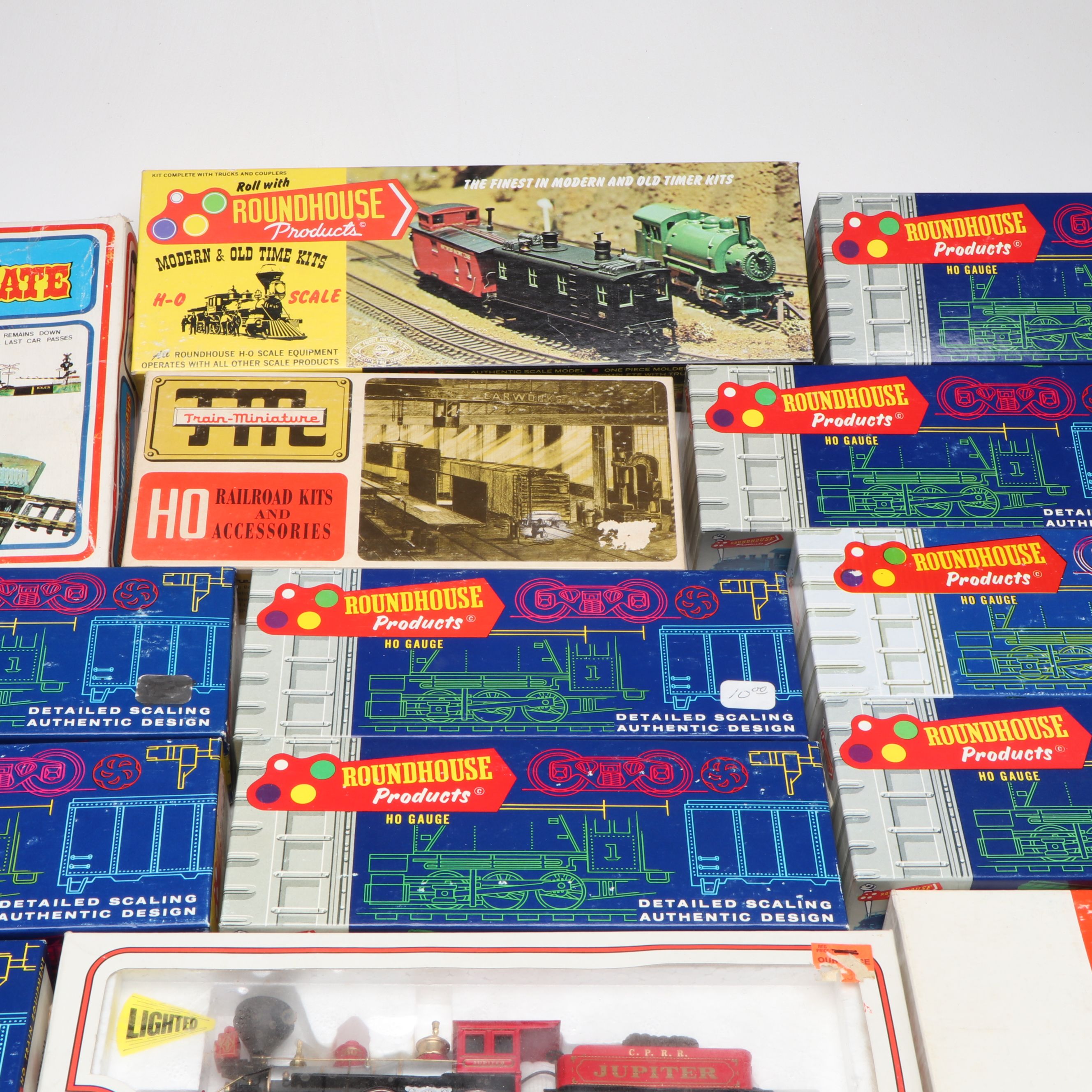 Rio Grande, Burlington Northern and More HO Scale Train Cars with Accessories