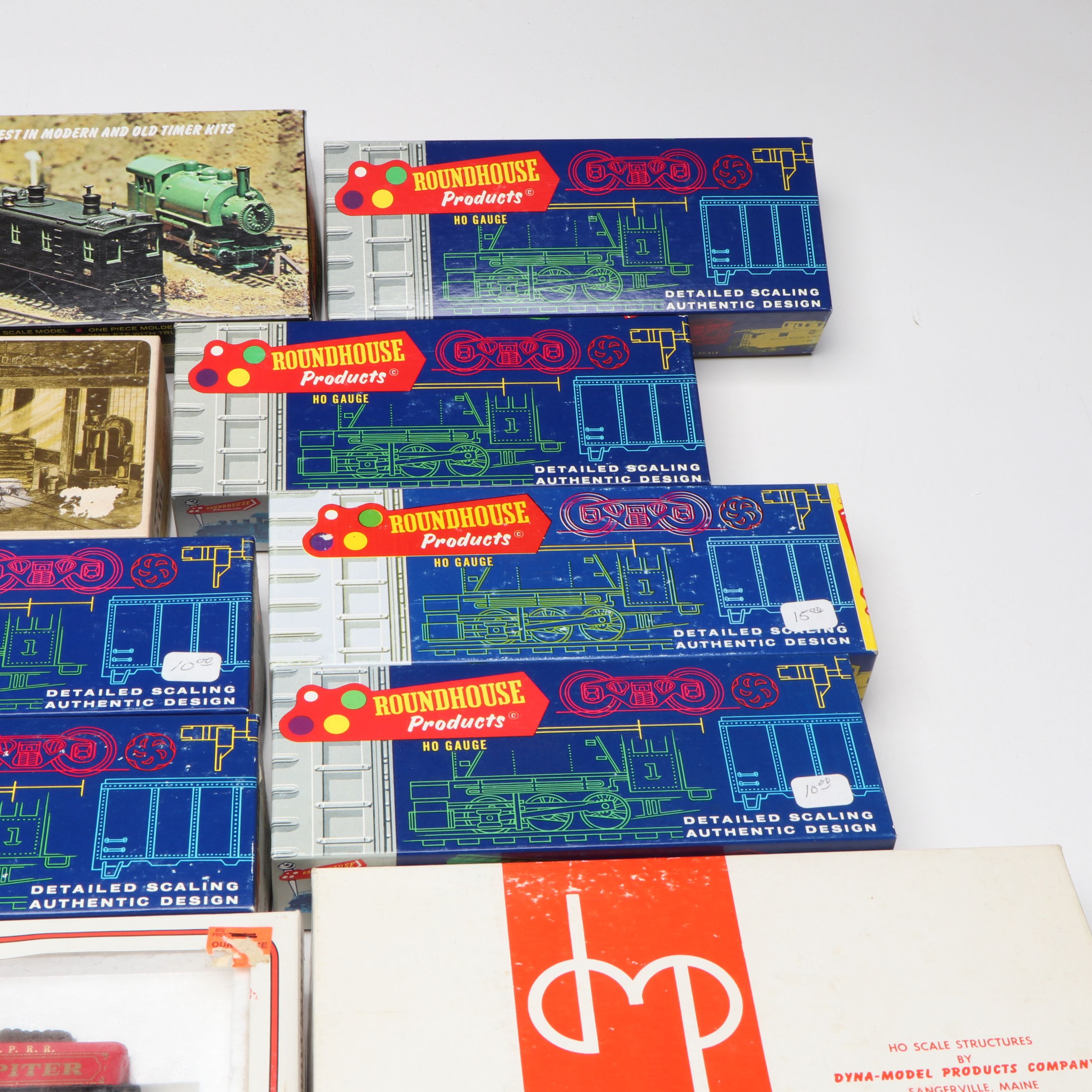 Rio Grande, Burlington Northern and More HO Scale Train Cars with Accessories