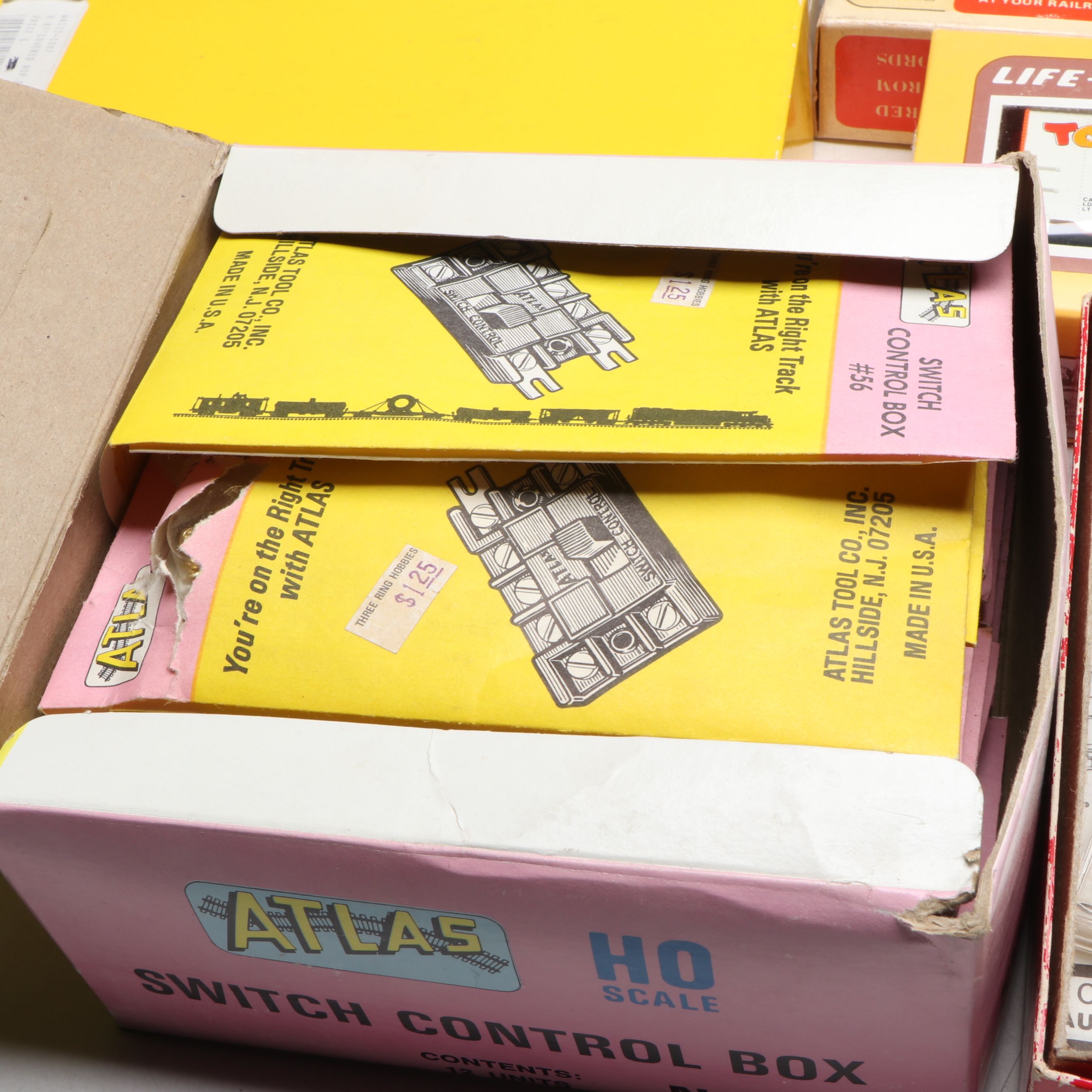 Rio Grande, Burlington Northern and More HO Scale Train Cars with Accessories