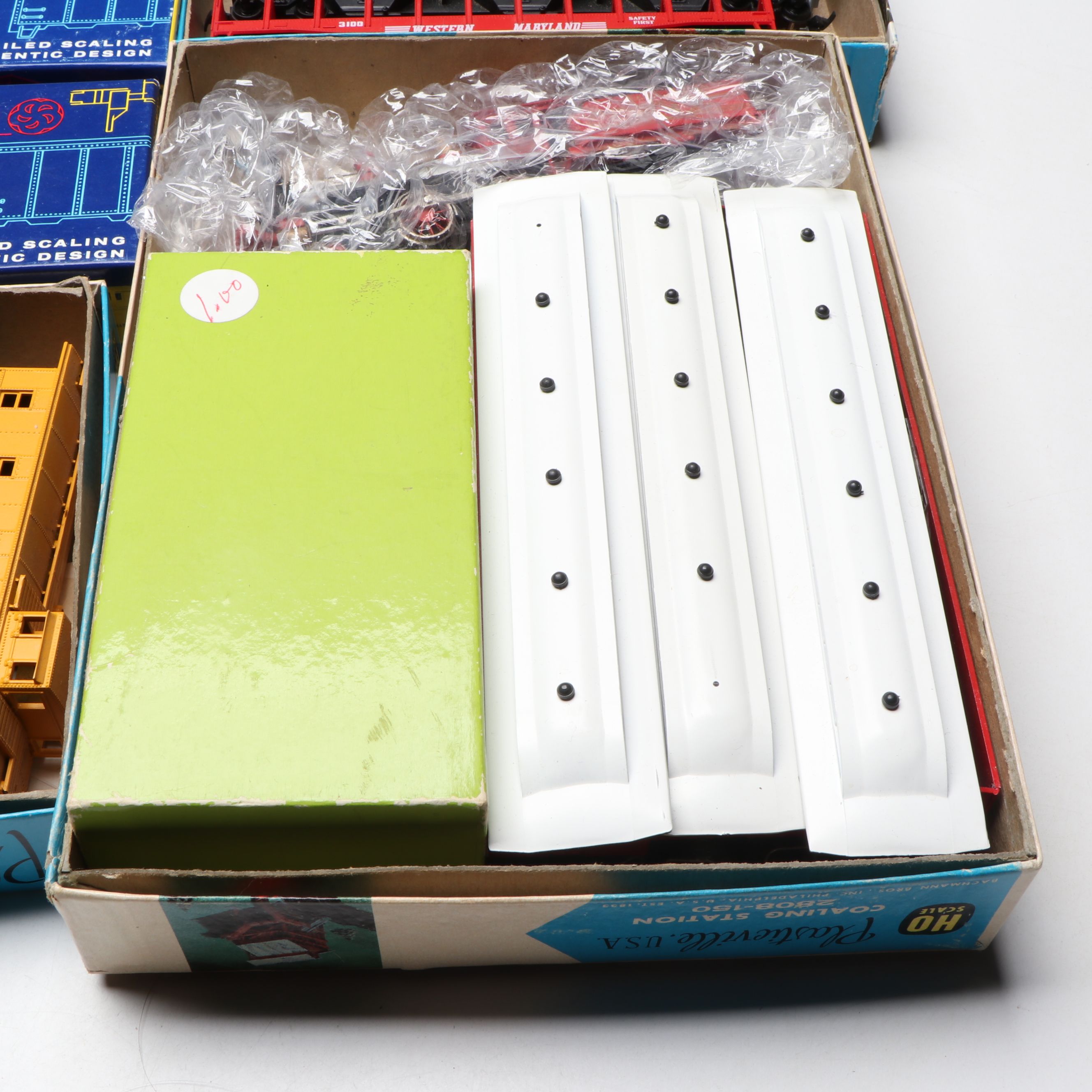 Rio Grande, Burlington Northern and More HO Scale Train Cars with Accessories