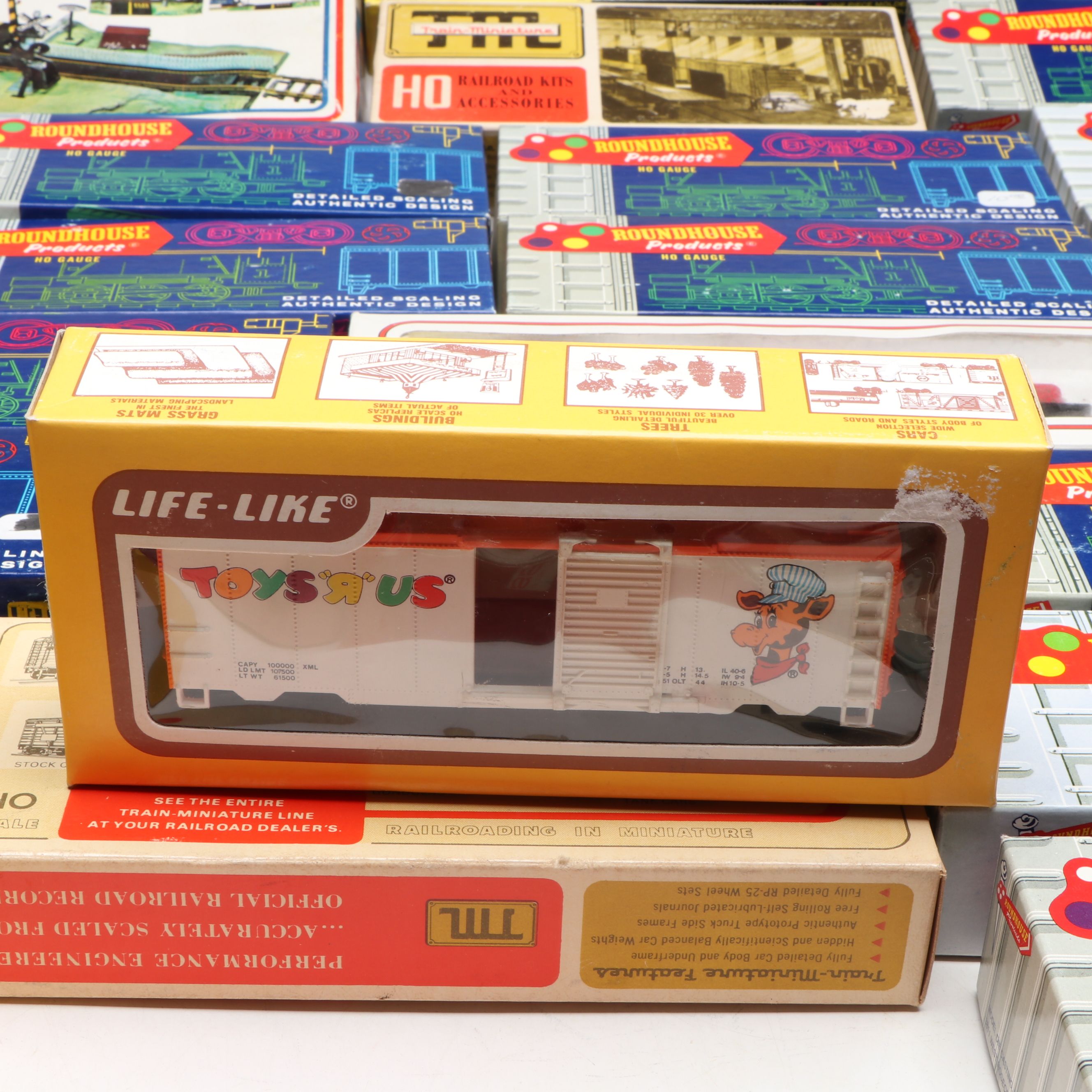 Rio Grande, Burlington Northern and More HO Scale Train Cars with Accessories