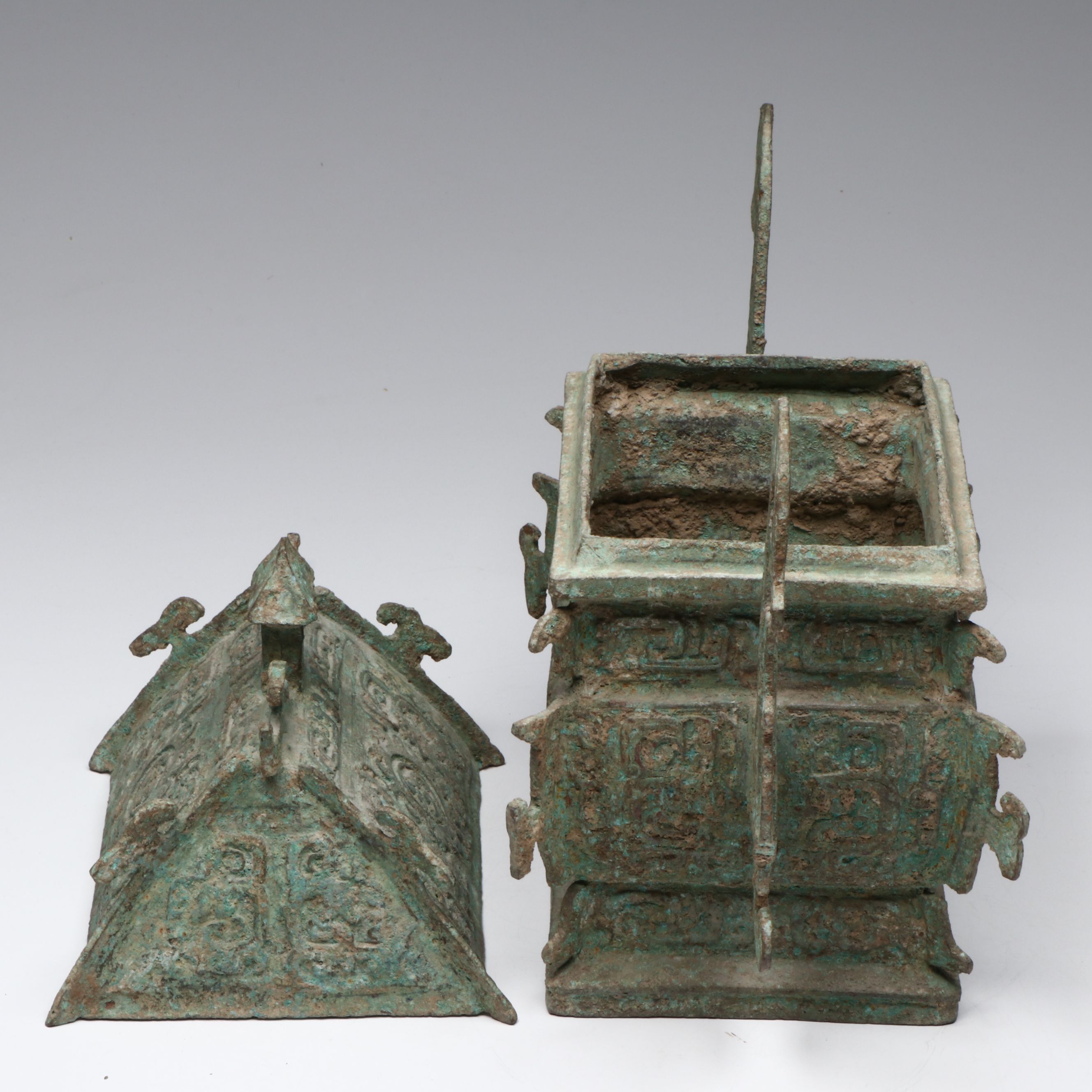 Chinese Bronze Ritual Food Vessel, Shang to Western Zhou Dynasty Style