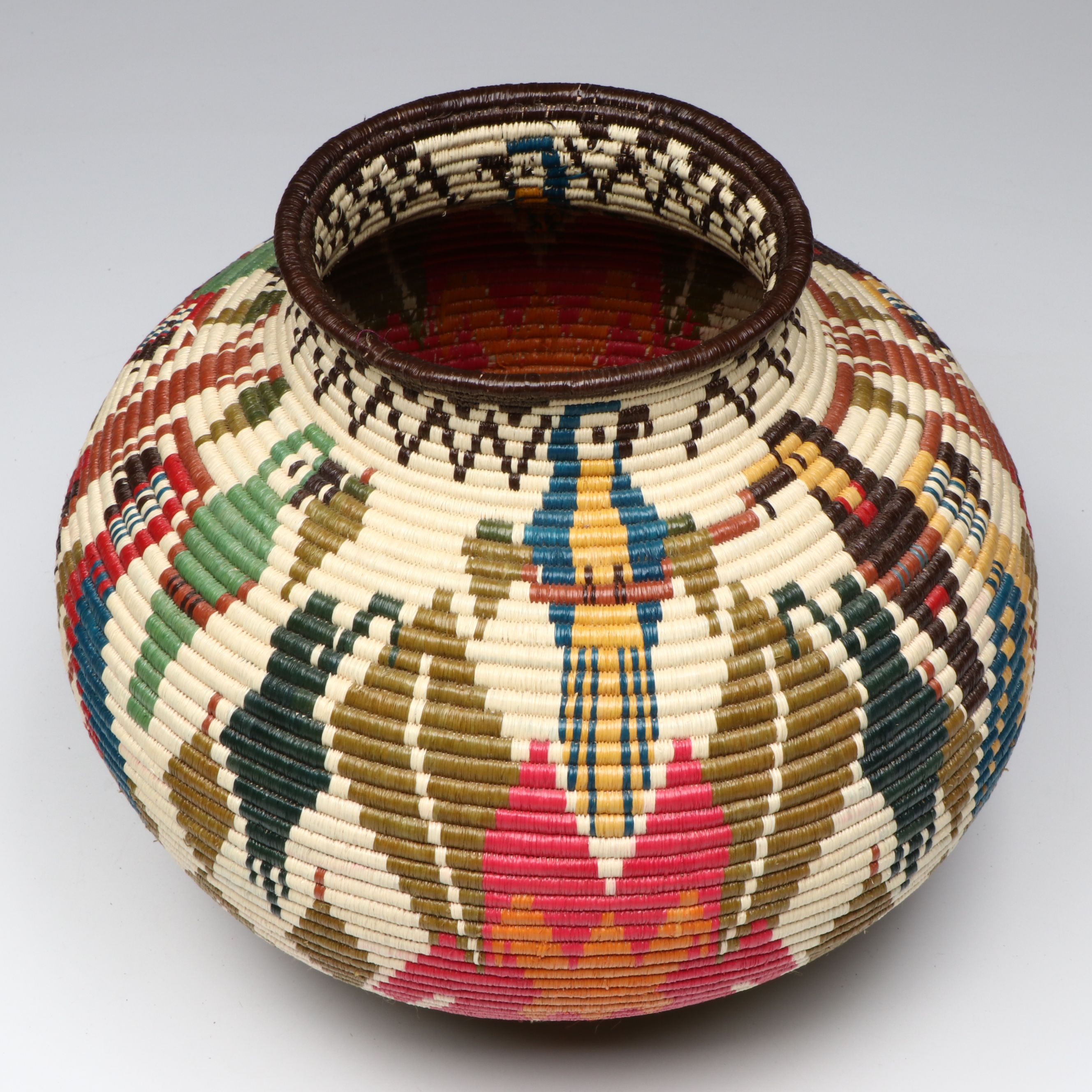 Darien Rainforest Emberá-Wounaan Polychrome Baskets Depicting Tropical Birds
