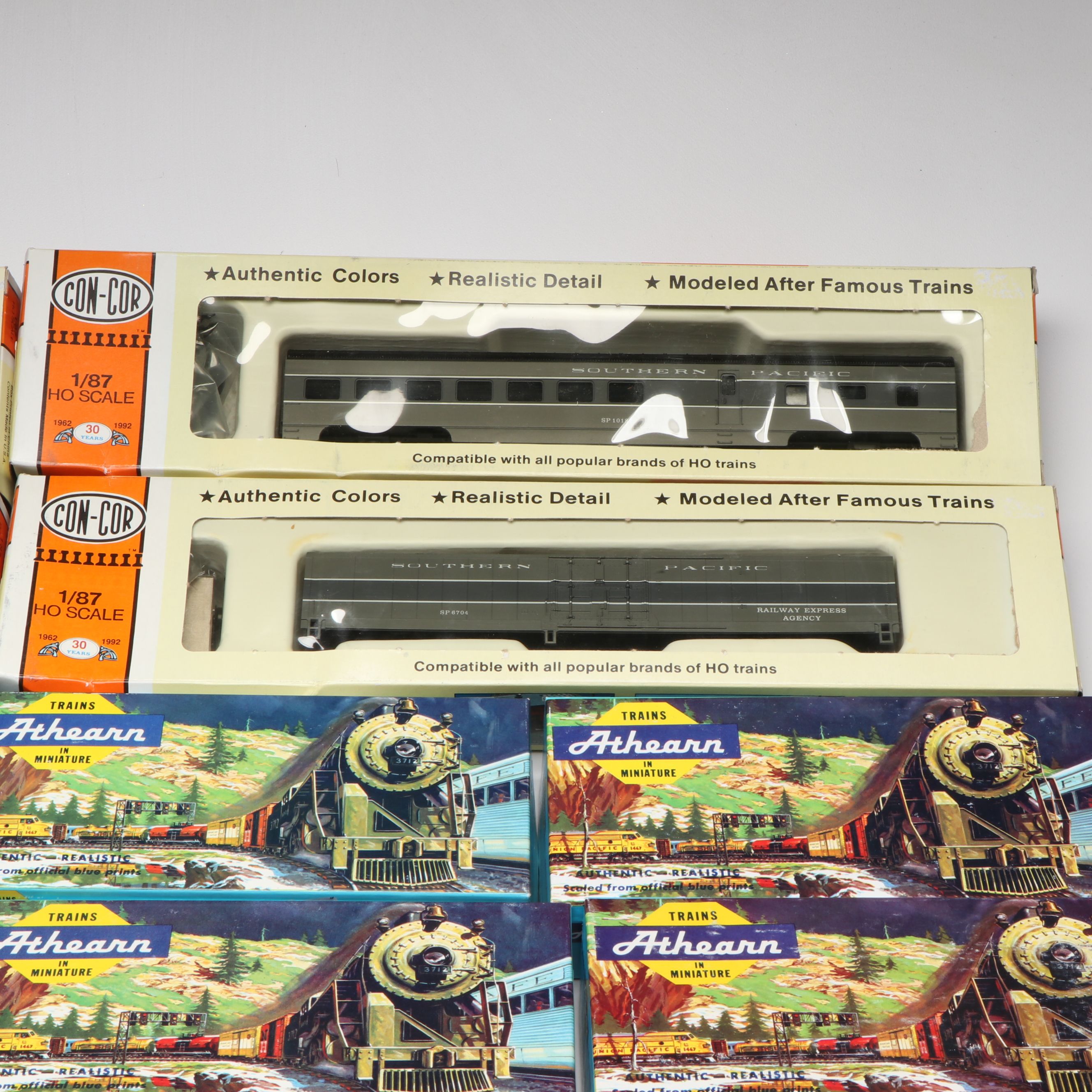 Athearn Southern Pacific Diesel Engine with Other HO Scale Train Cars