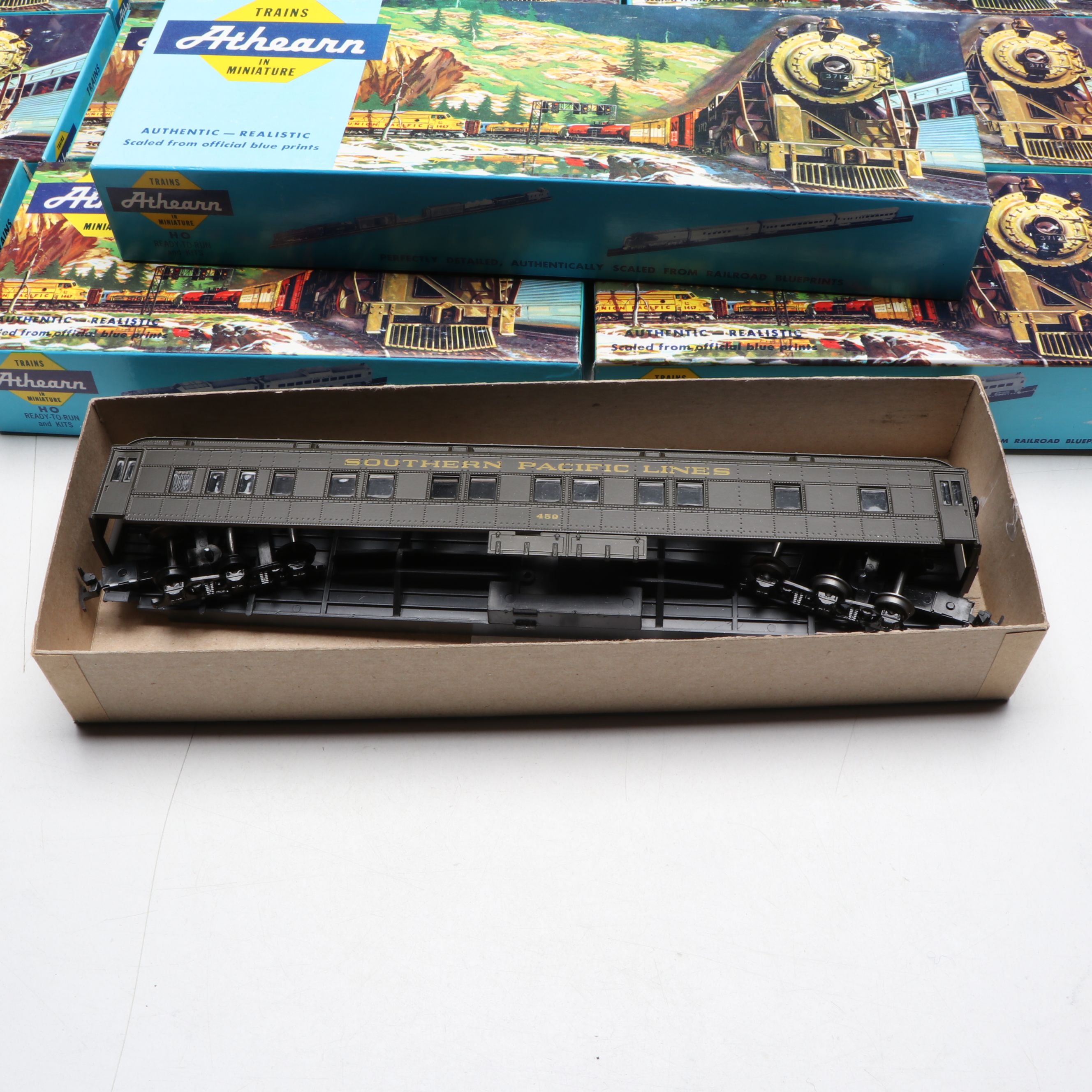 Athearn Southern Pacific Diesel Engine with Other HO Scale Train Cars
