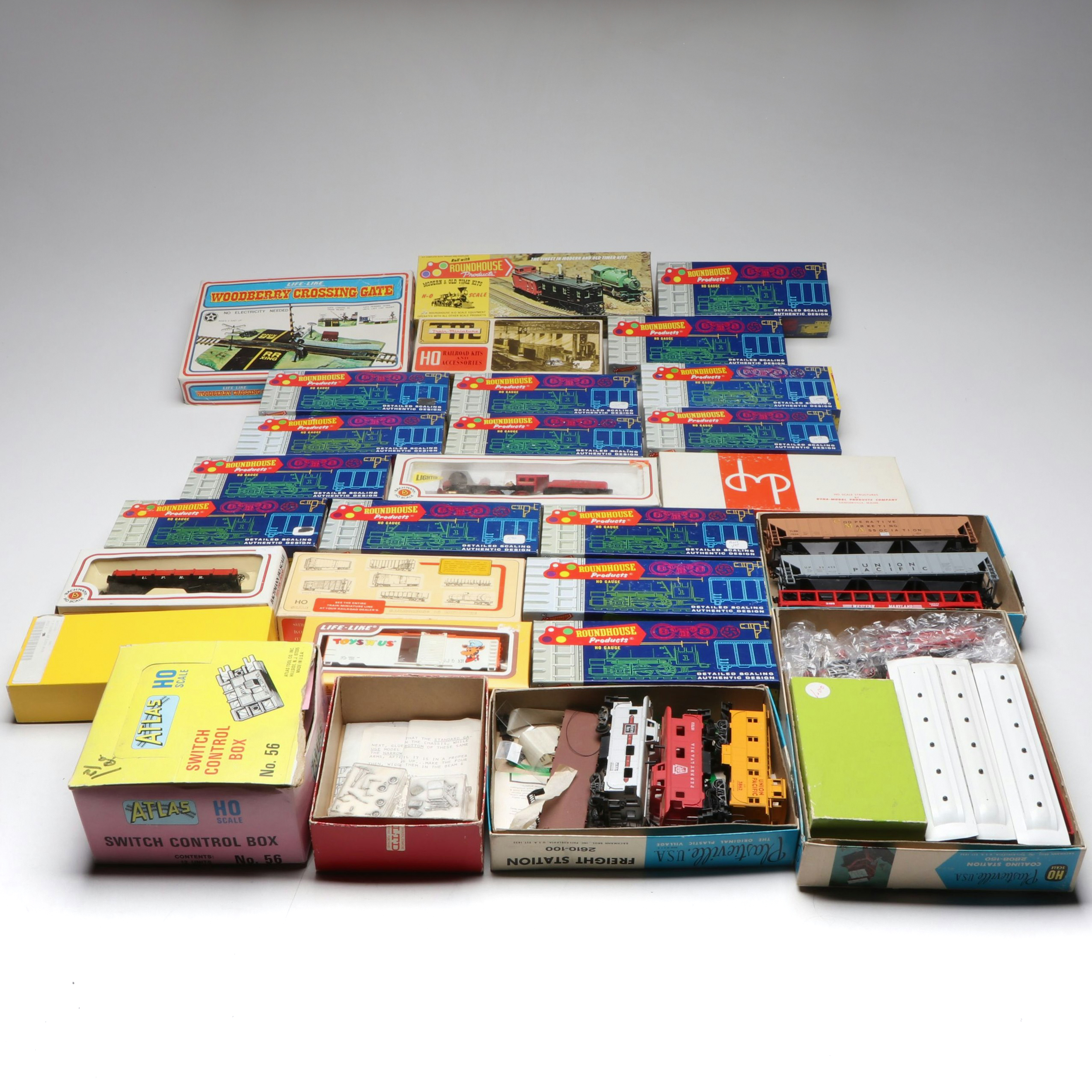 Rio Grande, Burlington Northern and More HO Scale Train Cars with Accessories