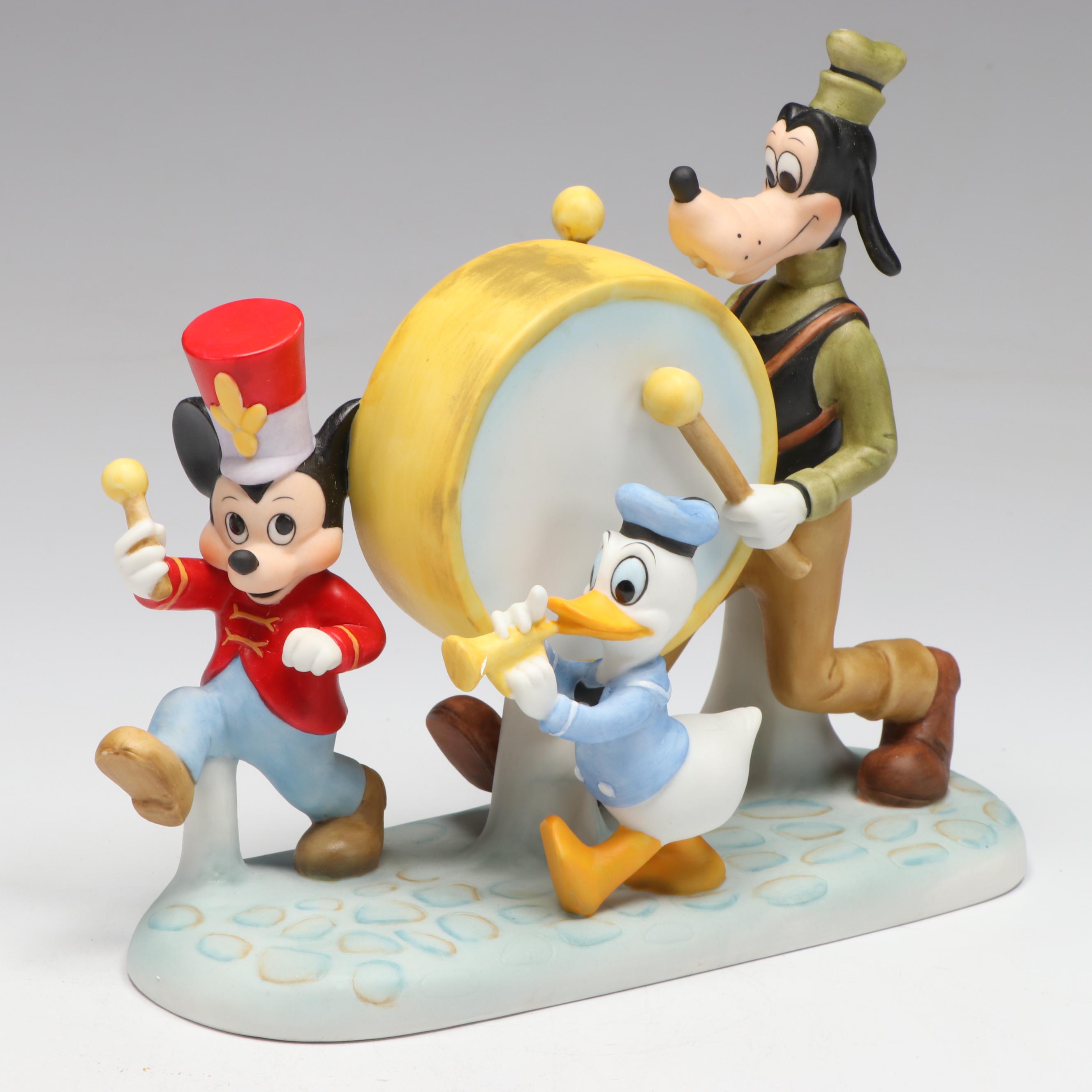 Walt Disney Collectors Society "Moving Day" Goofy with More Figurines