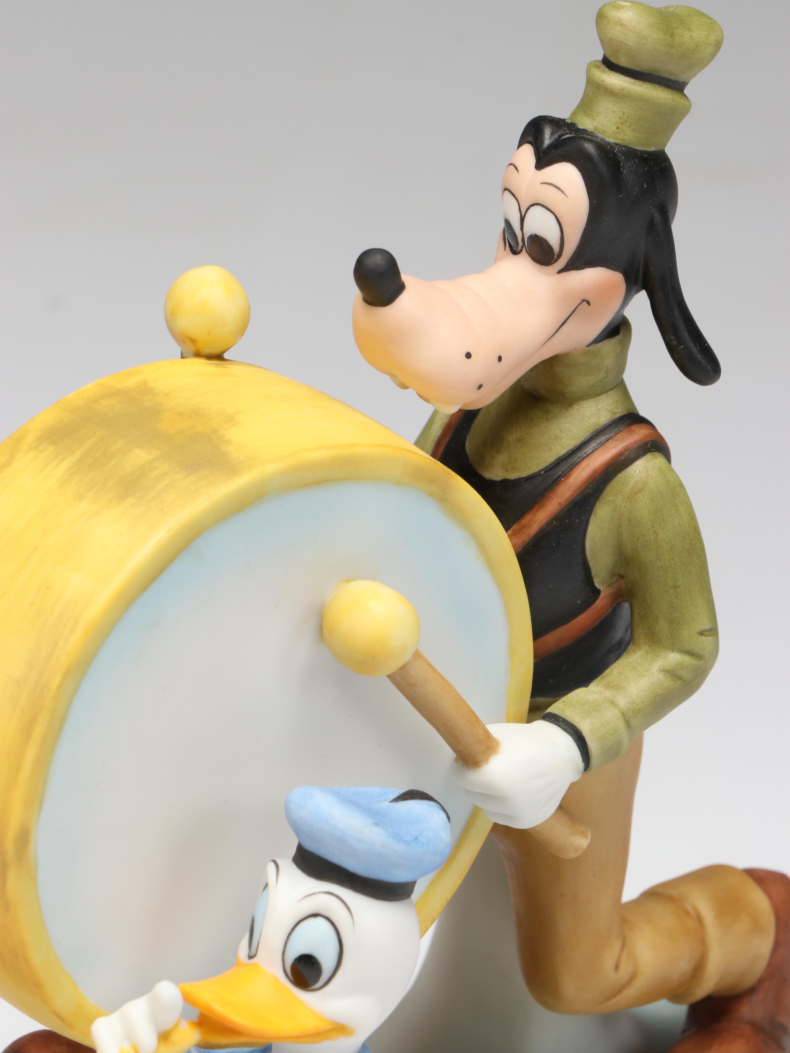 Walt Disney Collectors Society "Moving Day" Goofy with More Figurines