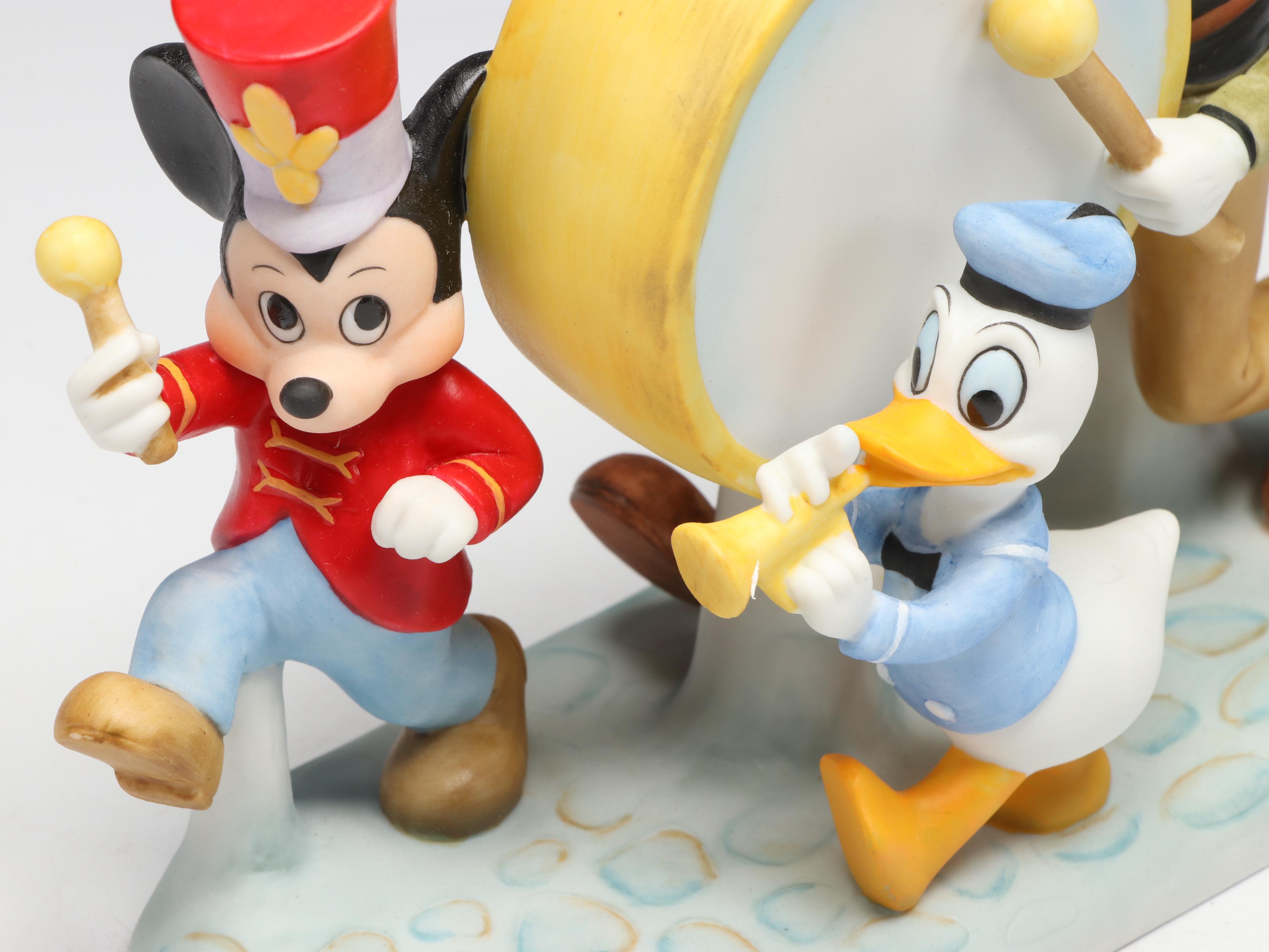 Walt Disney Collectors Society "Moving Day" Goofy with More Figurines