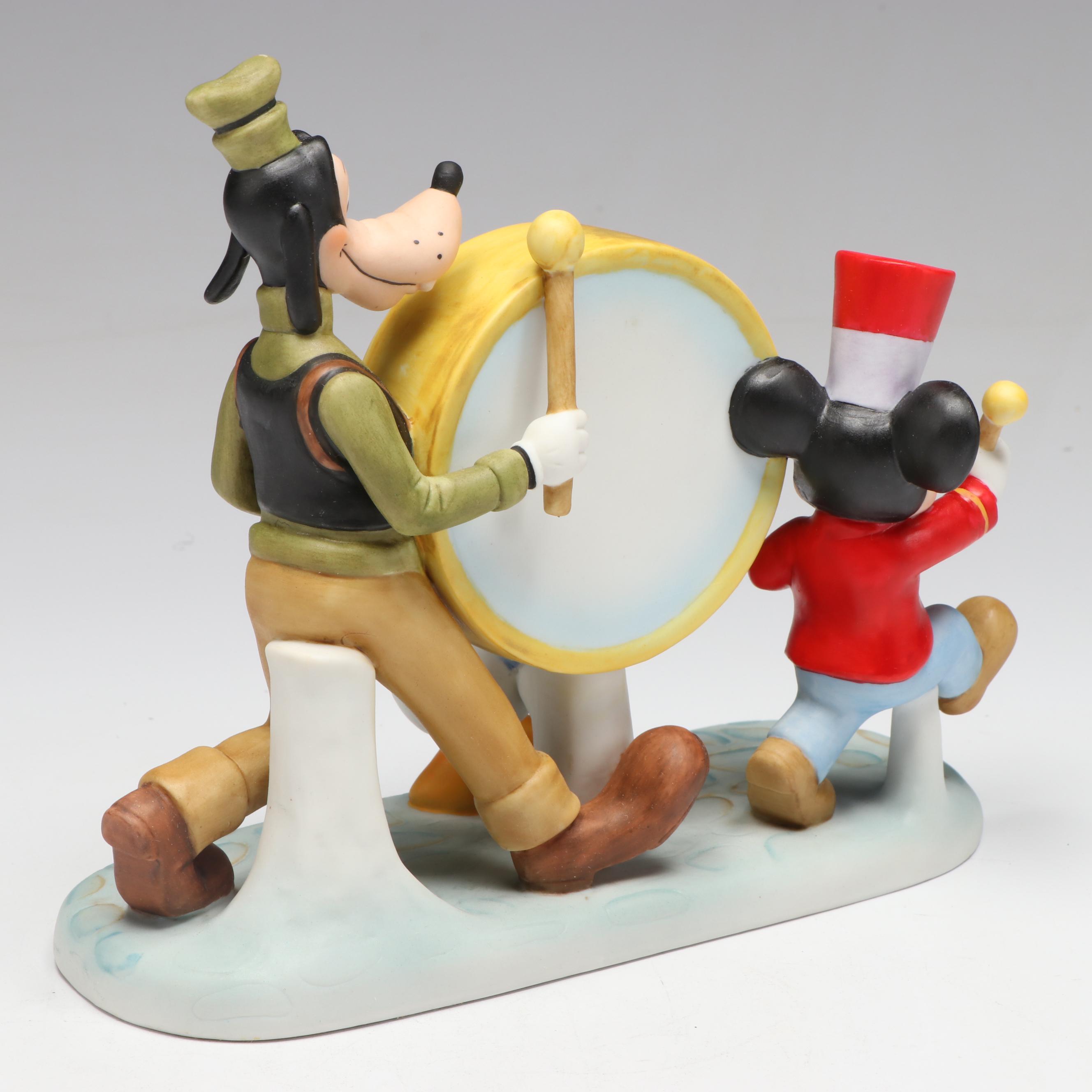 Walt Disney Collectors Society "Moving Day" Goofy with More Figurines