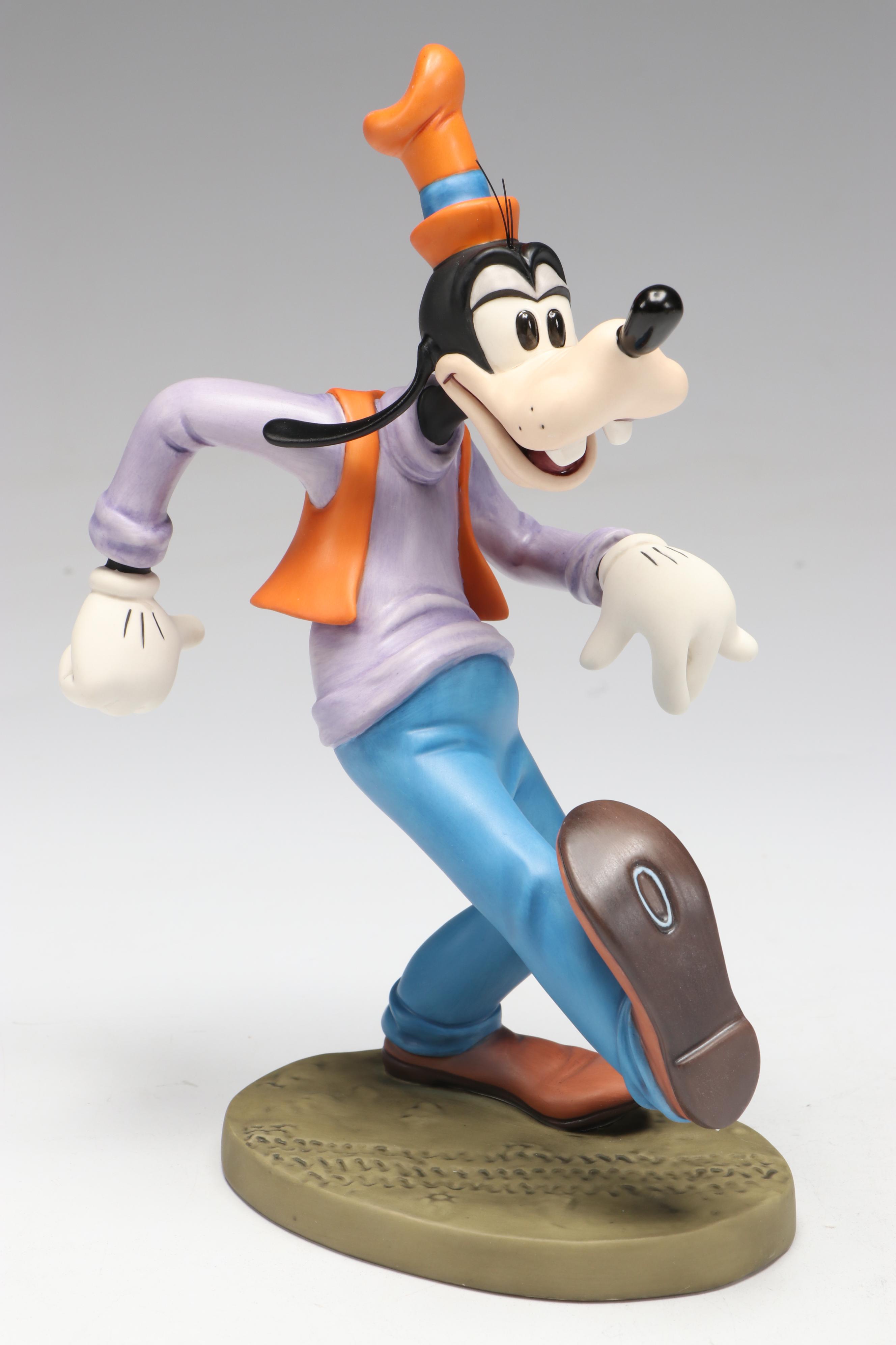 Walt Disney Collectors Society "Moving Day" Goofy with More Figurines