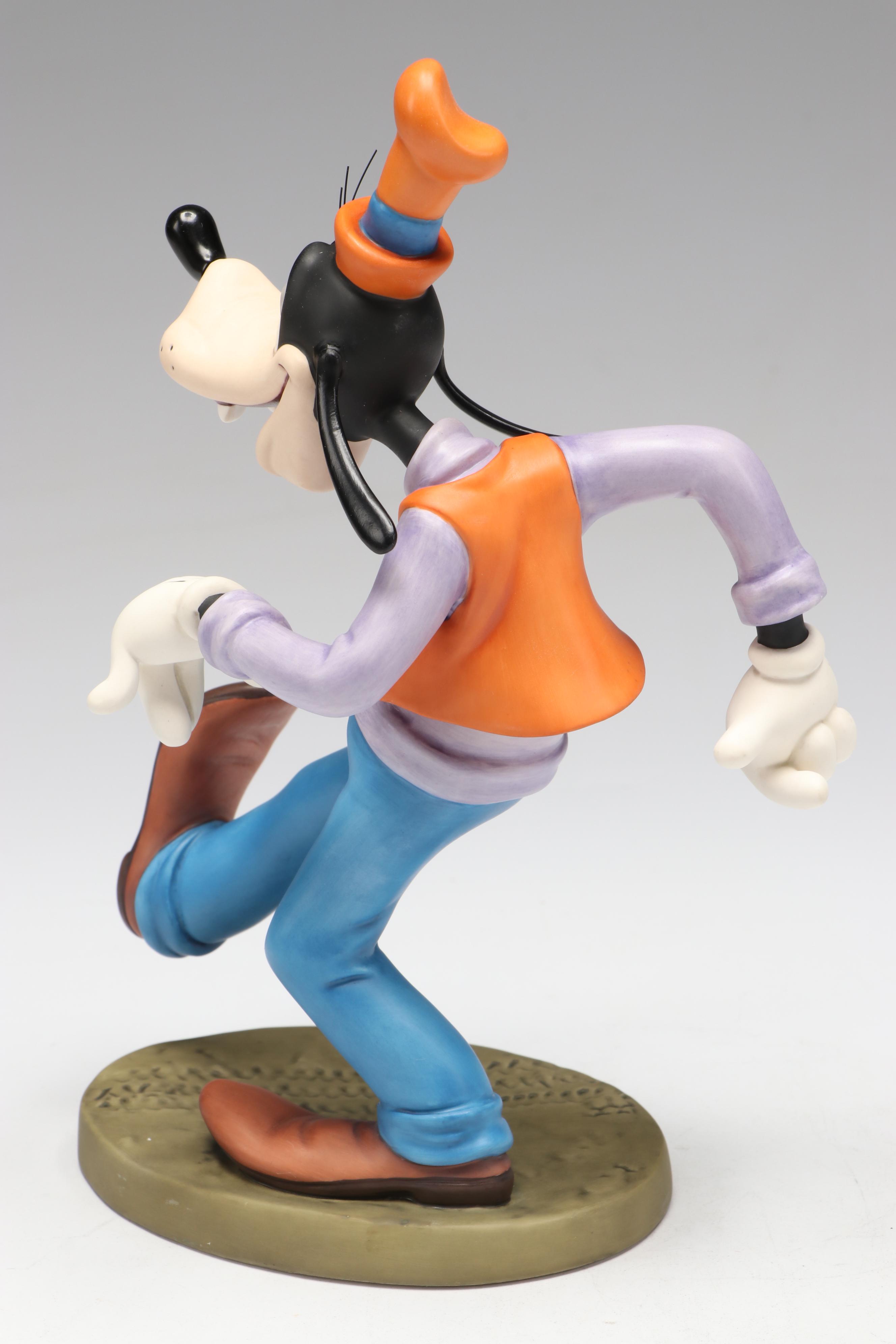 Walt Disney Collectors Society "Moving Day" Goofy with More Figurines