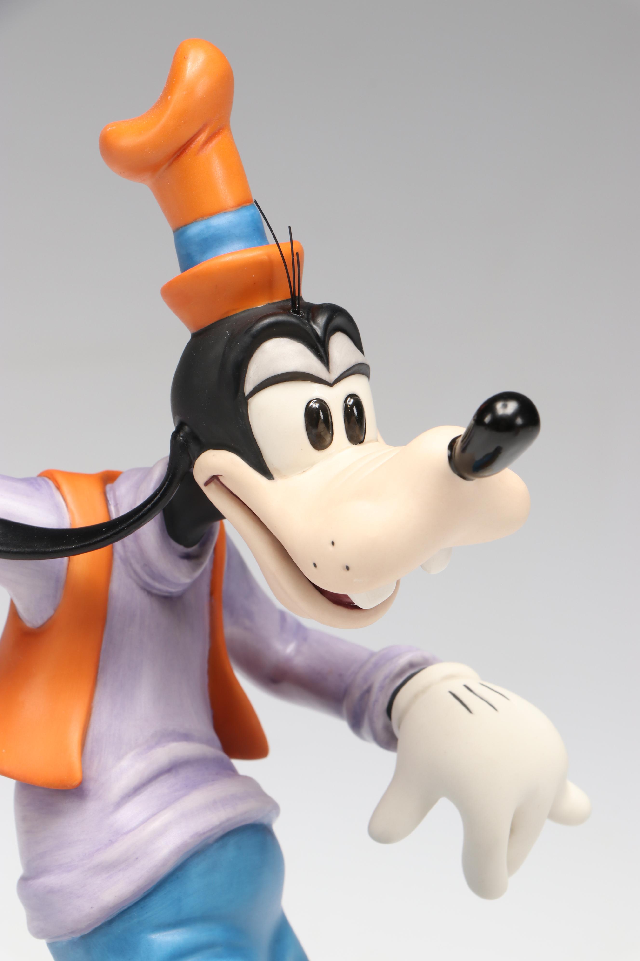 Walt Disney Collectors Society "Moving Day" Goofy with More Figurines