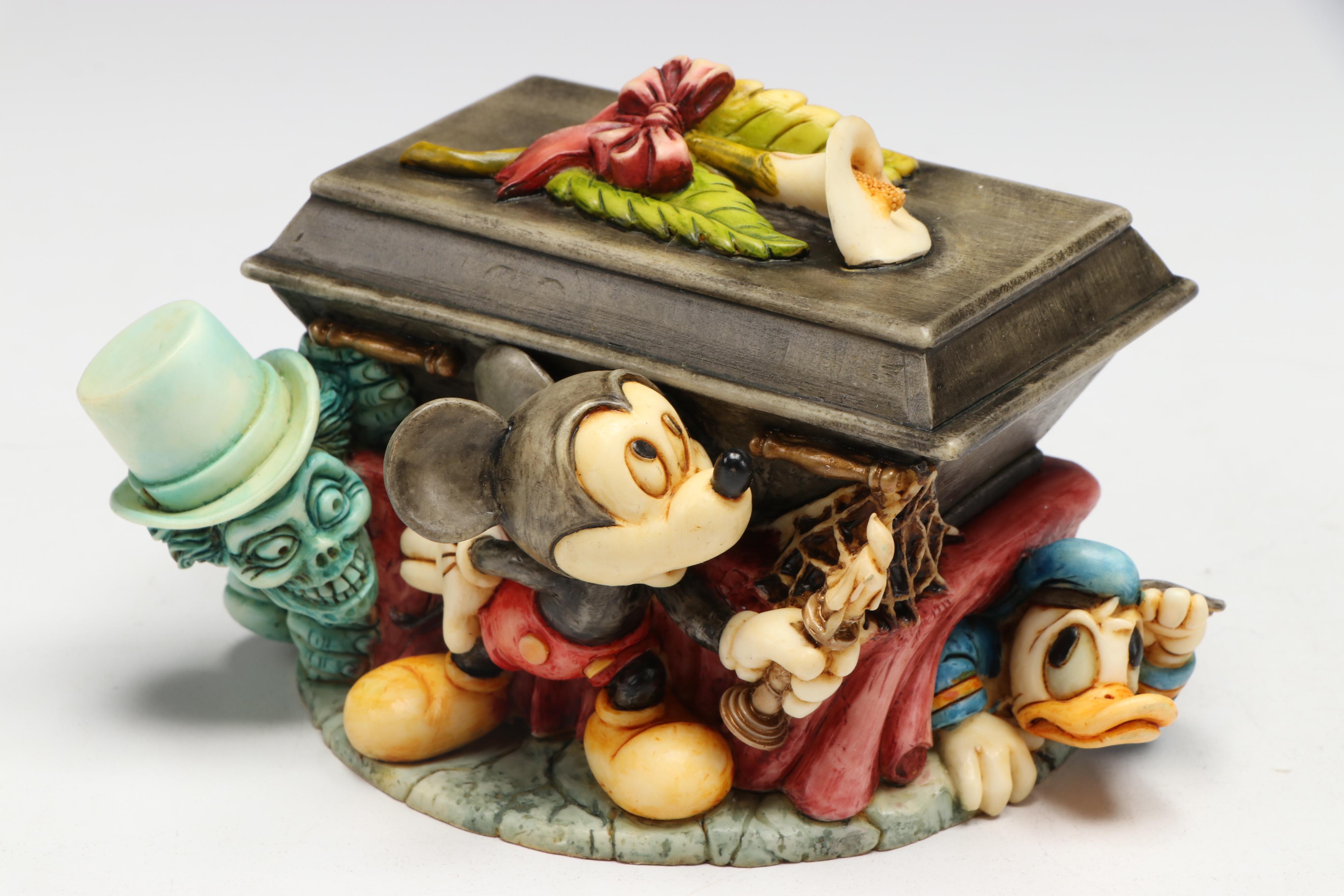 Walt Disney Collectors Society "Moving Day" Goofy with More Figurines