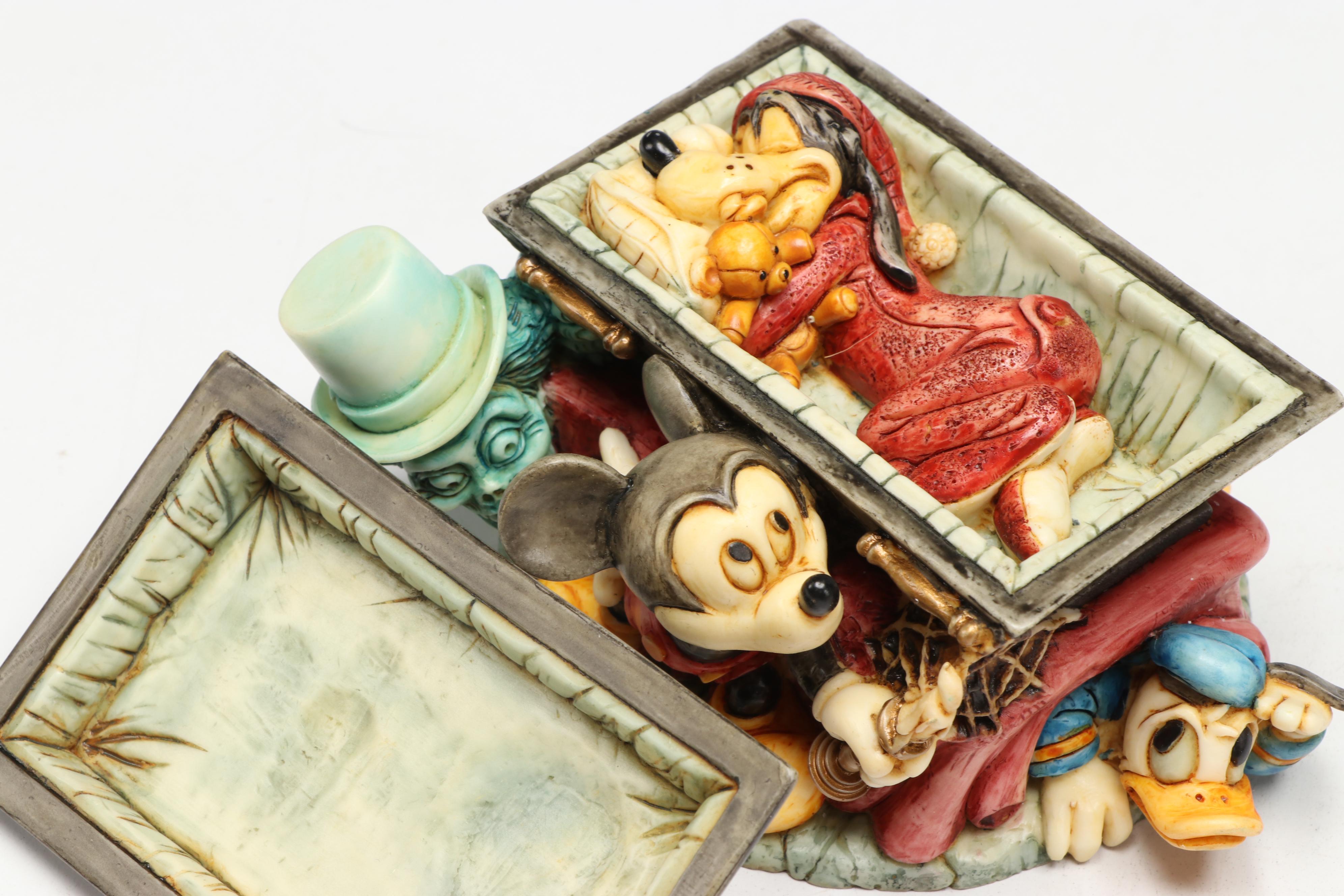 Walt Disney Collectors Society "Moving Day" Goofy with More Figurines