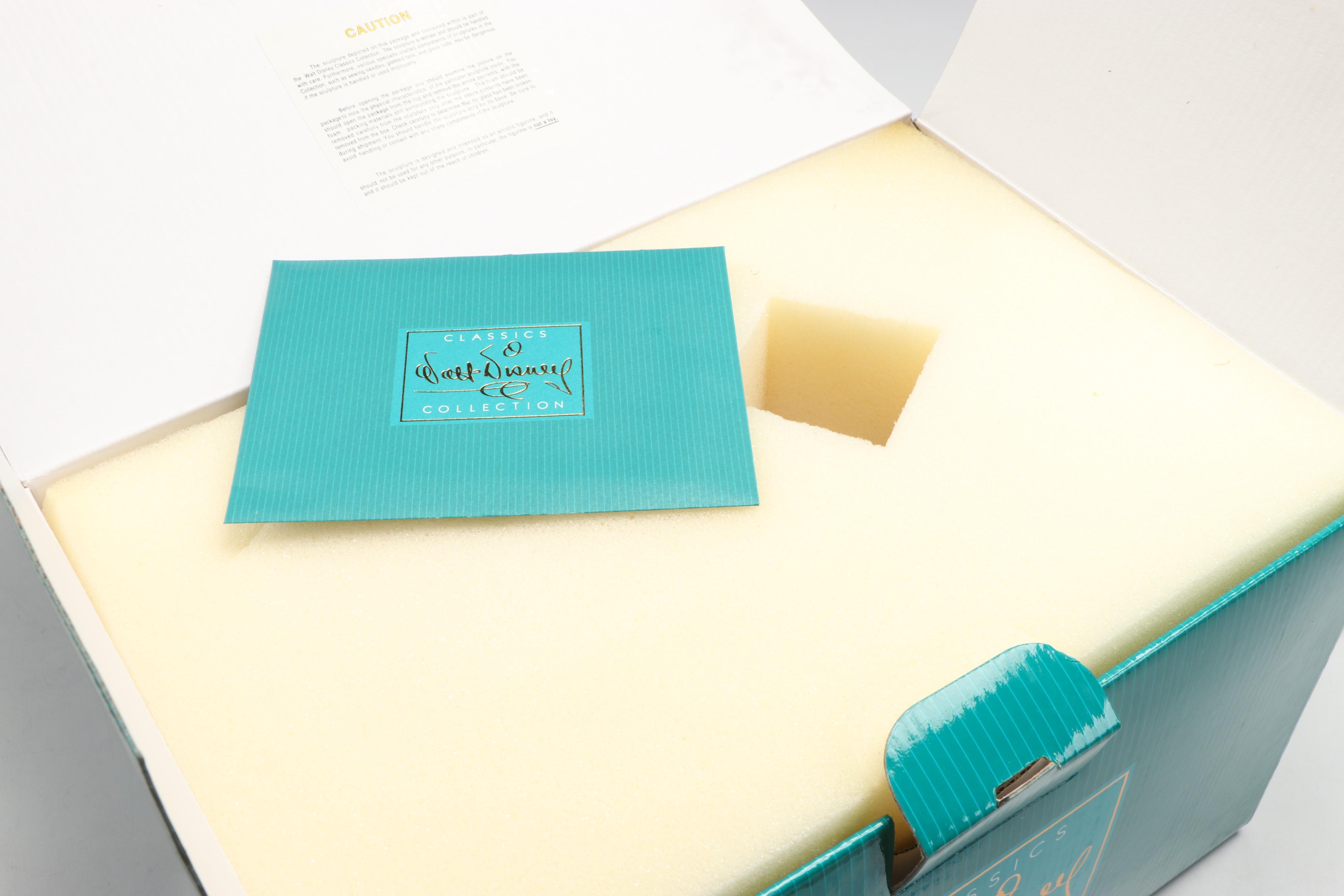 Walt Disney Collectors Society "Moving Day" Goofy with More Figurines