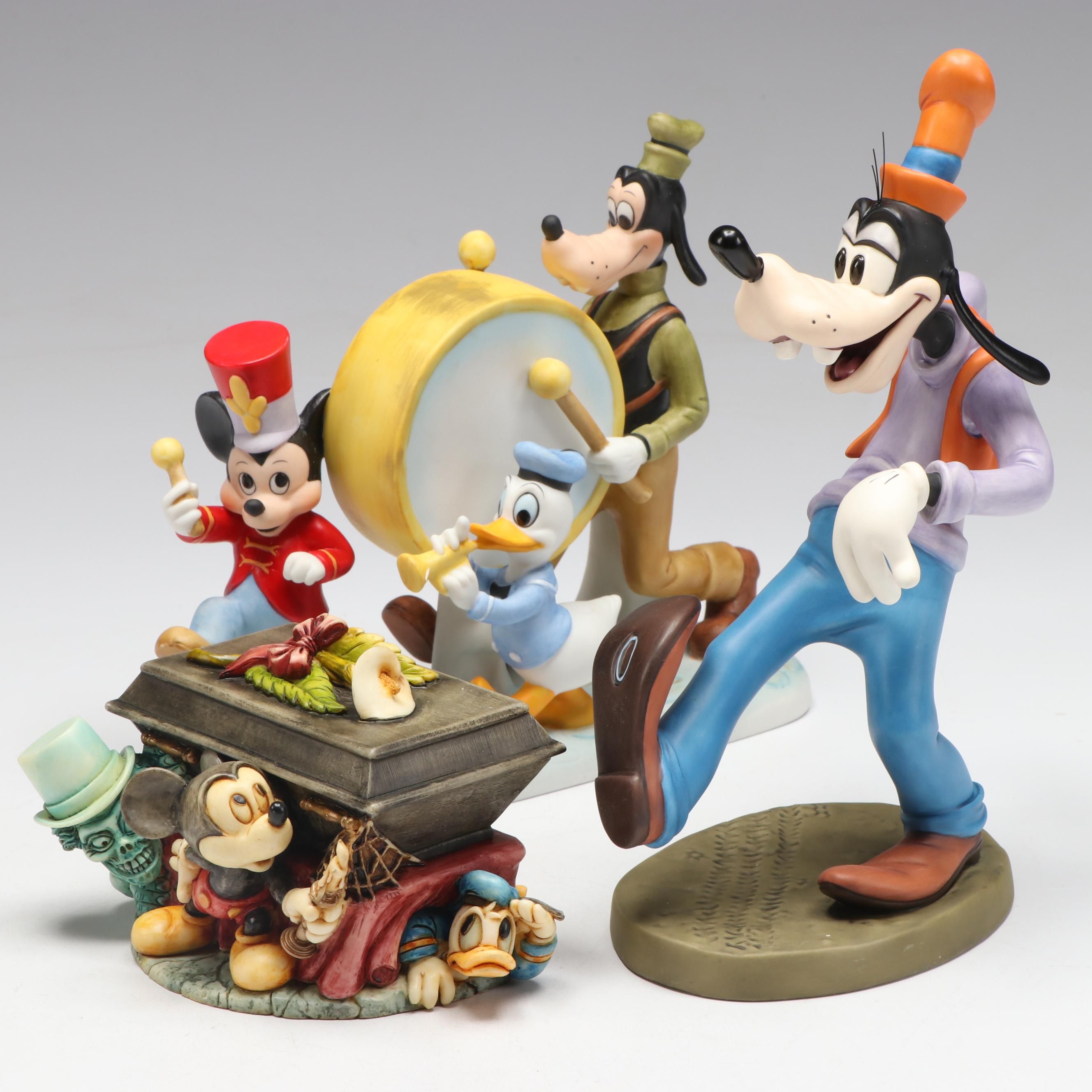 Walt Disney Collectors Society "Moving Day" Goofy with More Figurines