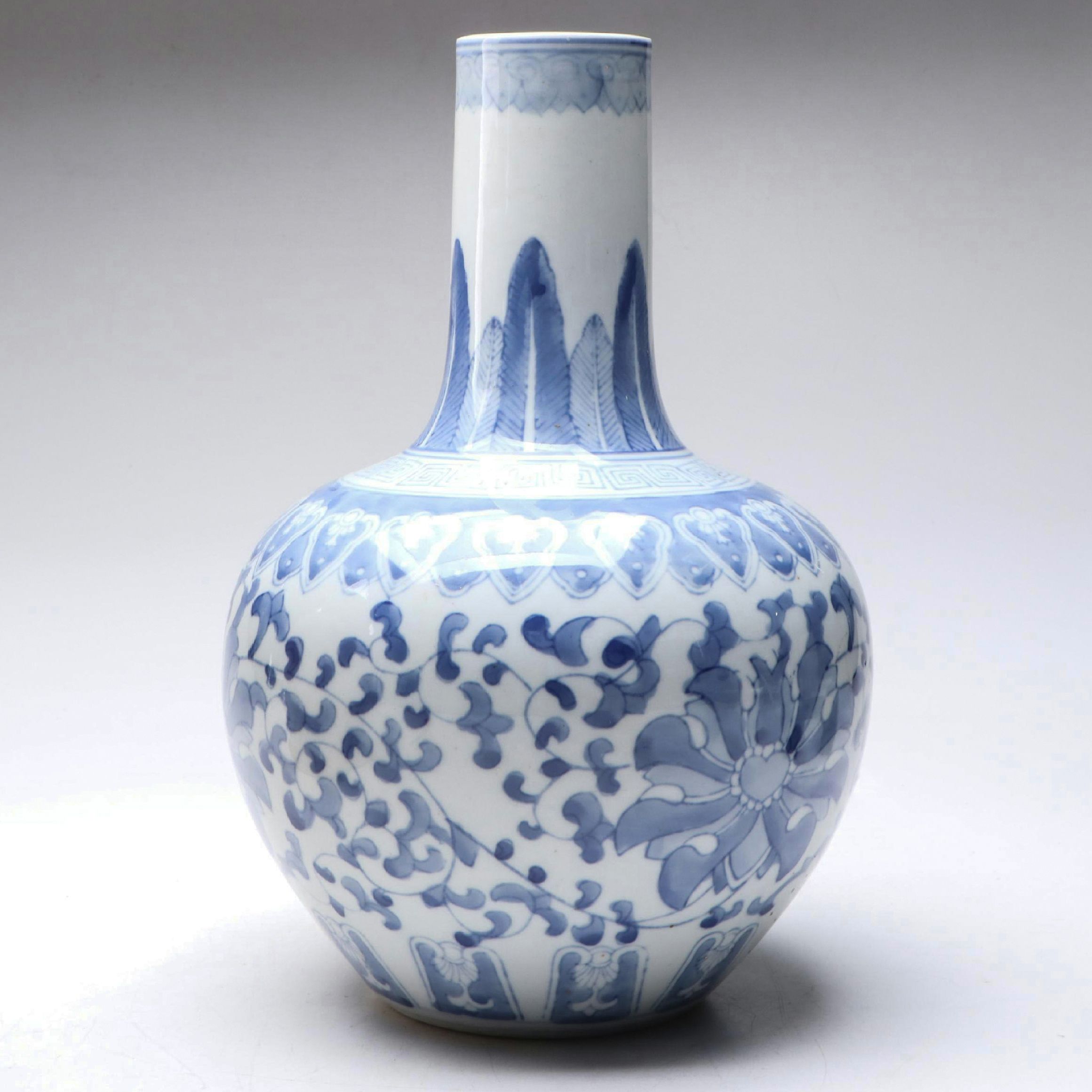 Chinese Qing Dynasty Style Blue and White Lotus Flower Vase