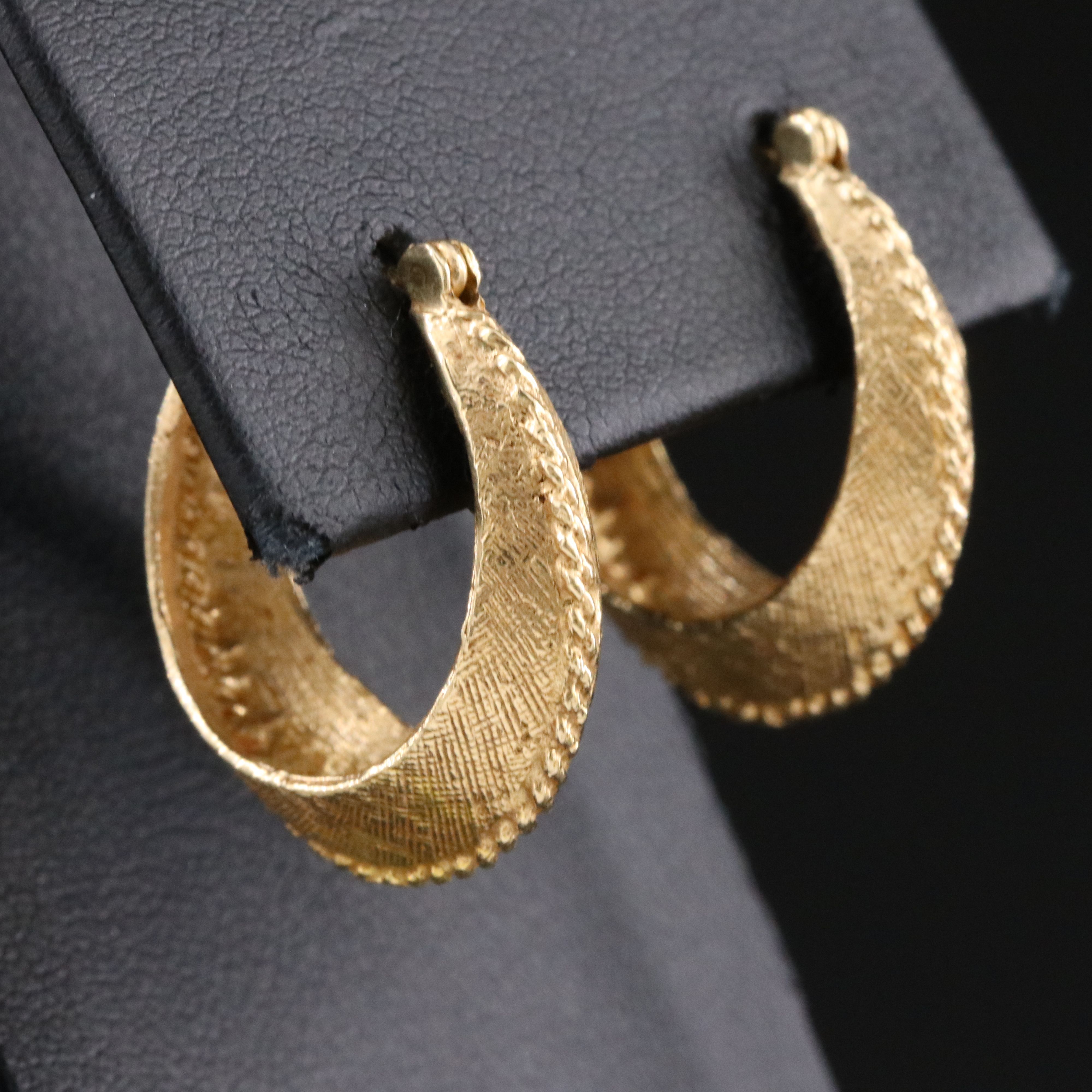 14K Knife-Edge Hoop Earrings with Florentine Finish and Rope Trim
