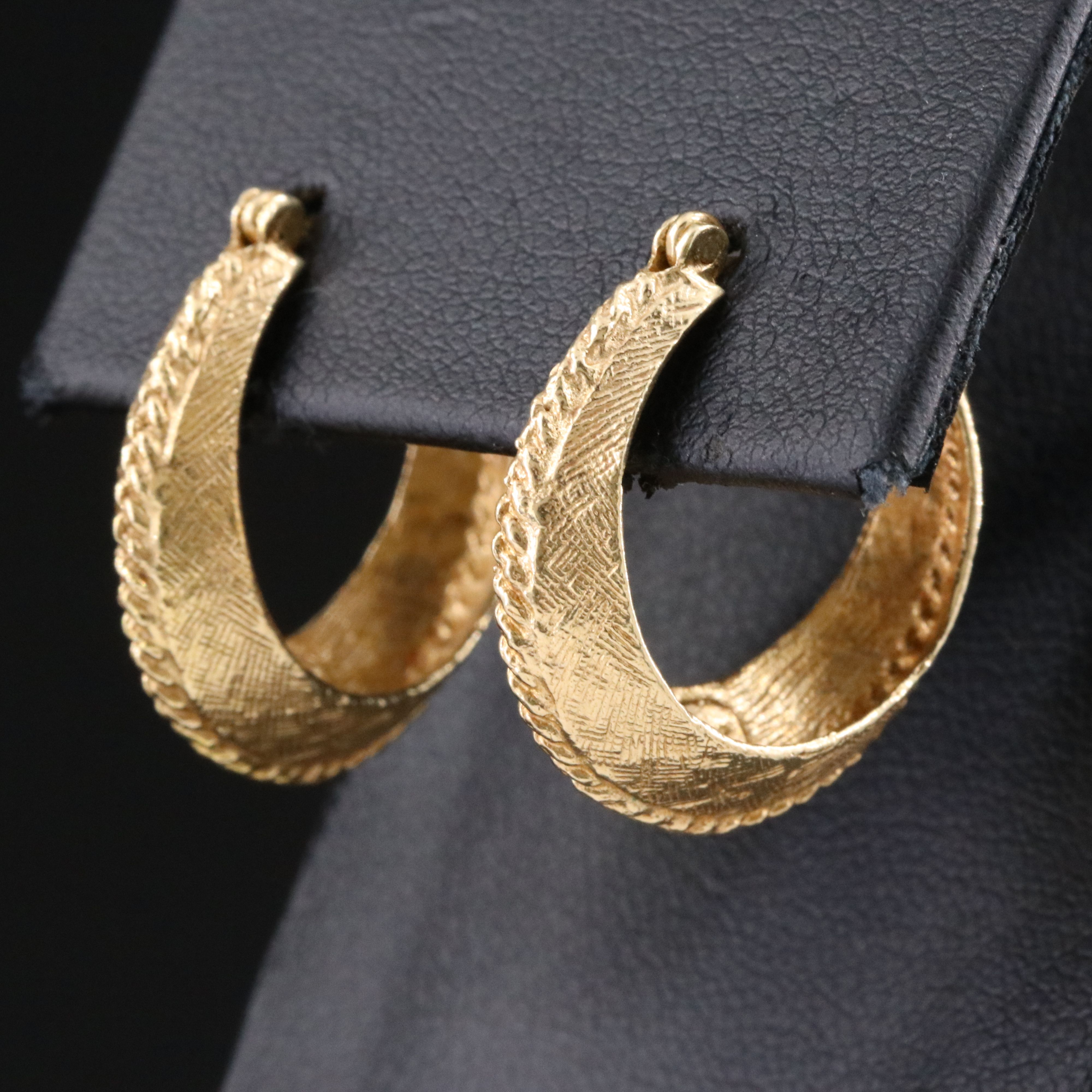 14K Knife-Edge Hoop Earrings with Florentine Finish and Rope Trim