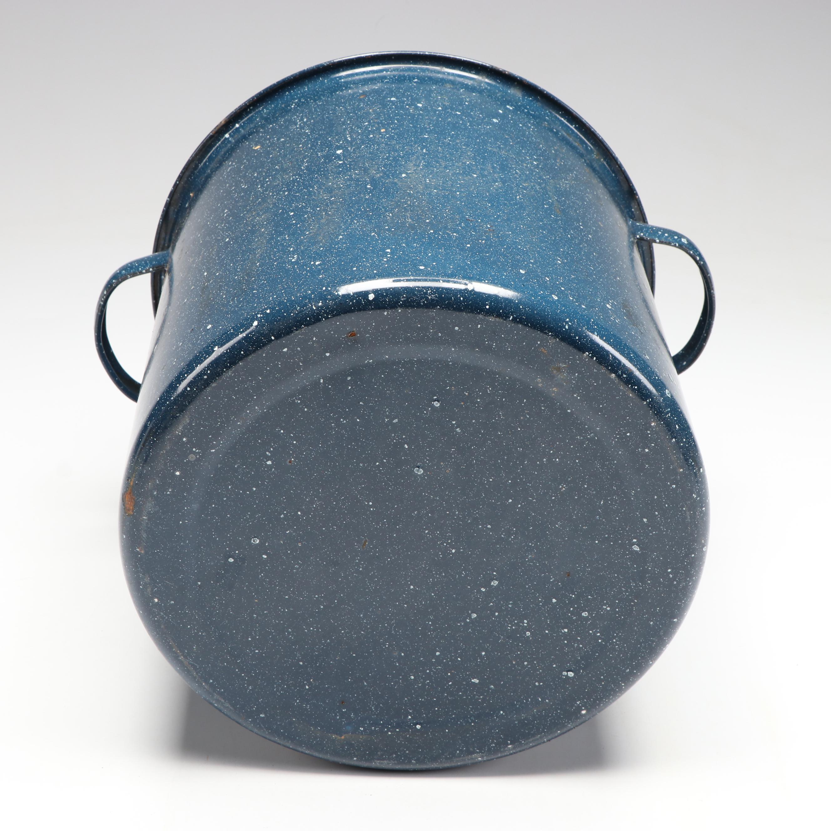 Graniteware Stock Pot and Roasting Pans, 20th Century