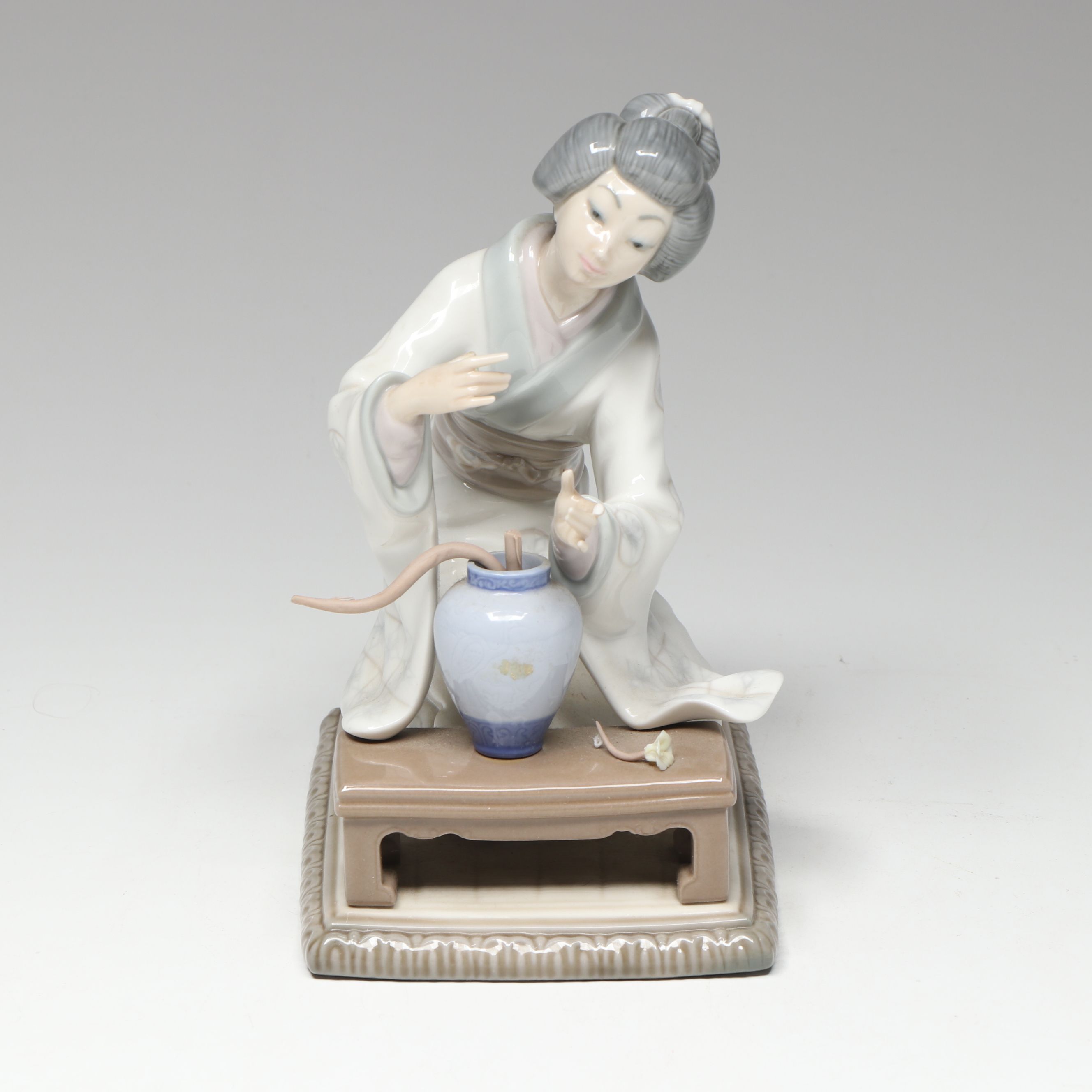 Lladró "Japanese Girl Decorating" Porcelain Figurine