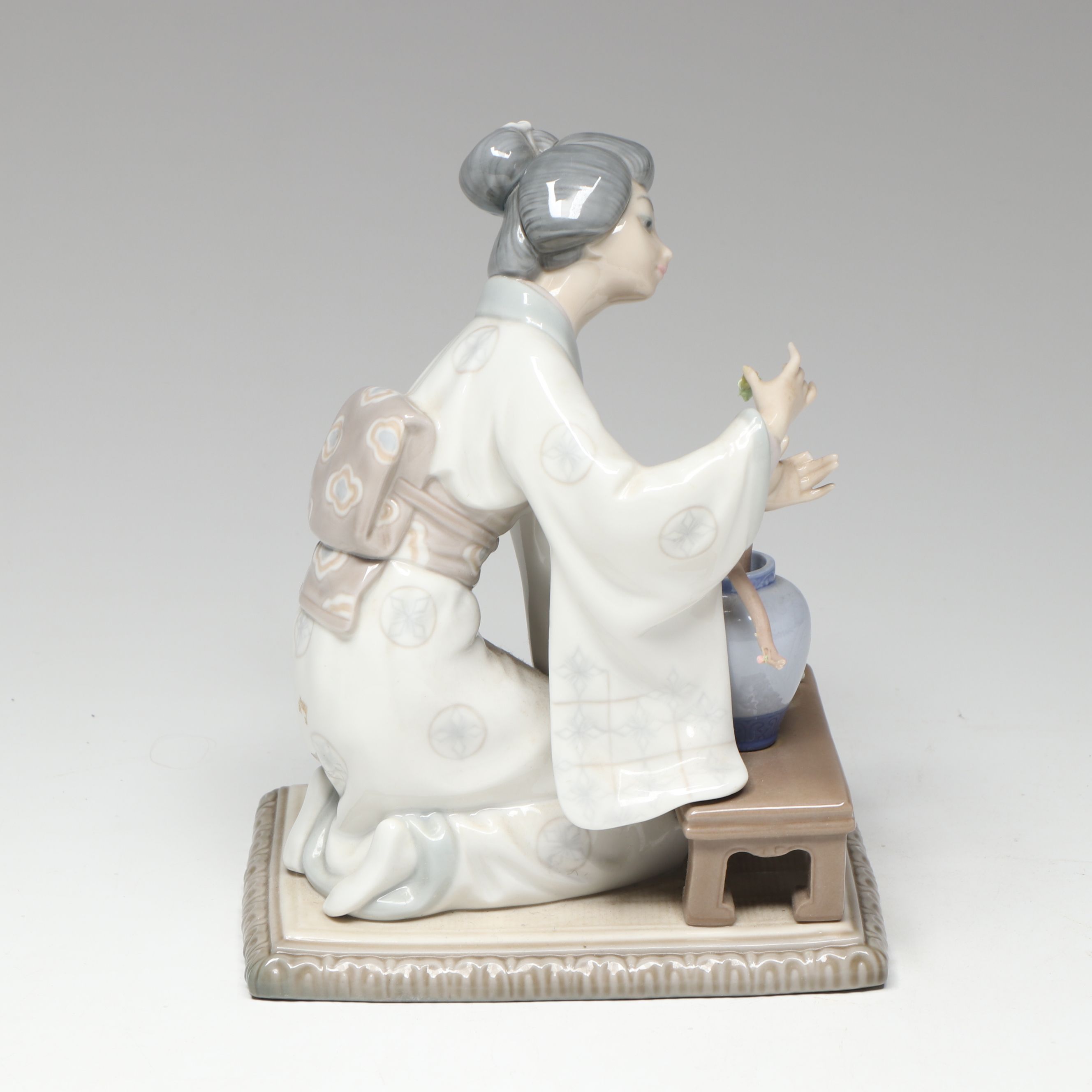 Lladró "Japanese Girl Decorating" Porcelain Figurine