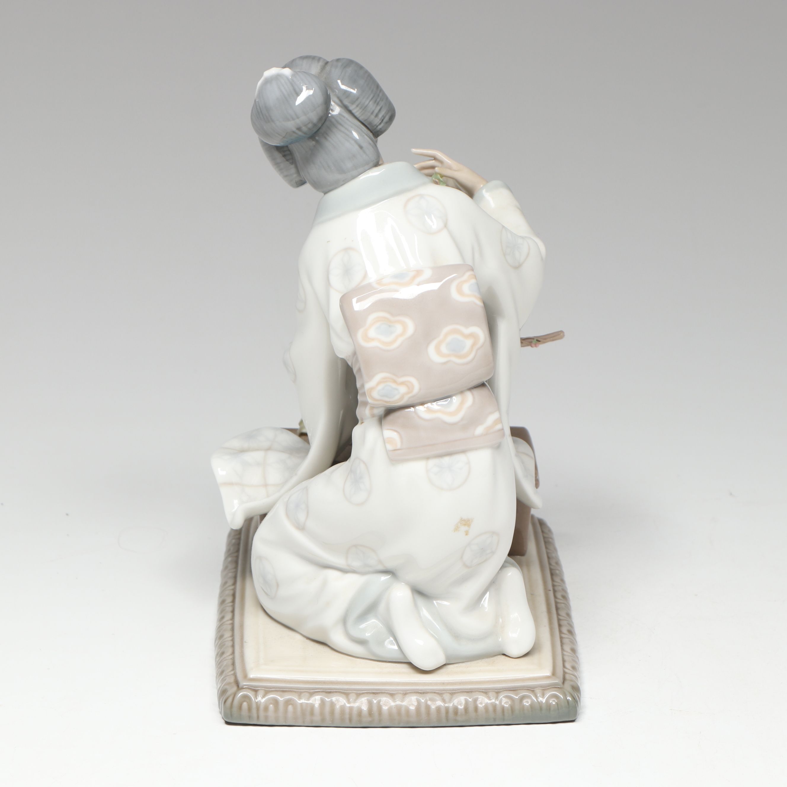 Lladró "Japanese Girl Decorating" Porcelain Figurine