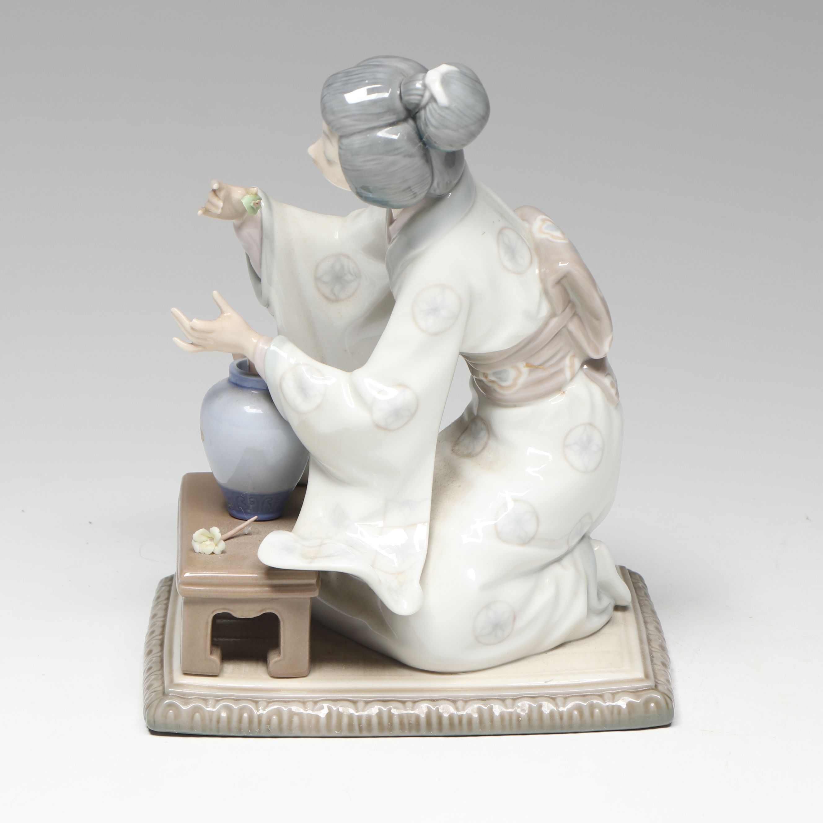 Lladró "Japanese Girl Decorating" Porcelain Figurine