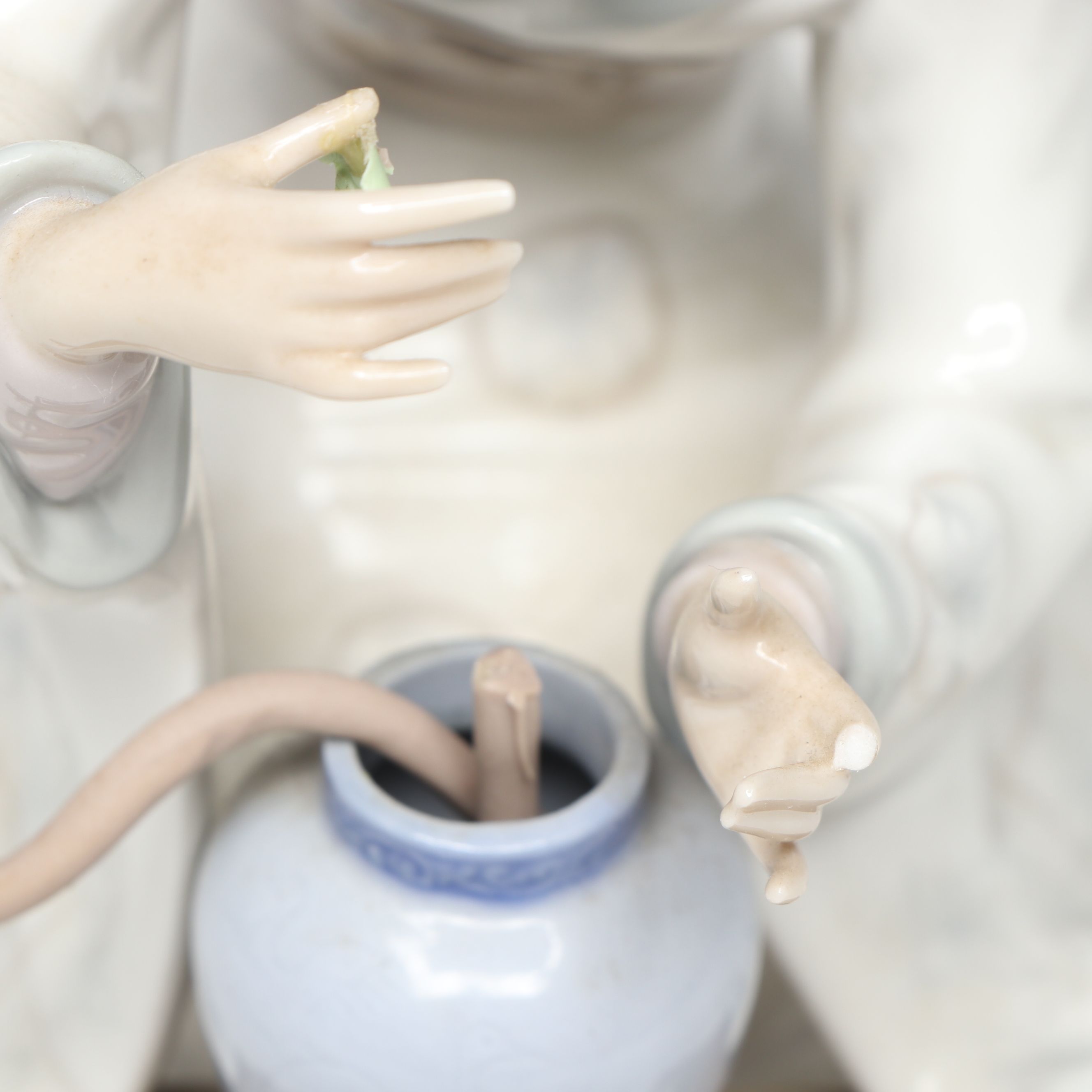Lladró "Japanese Girl Decorating" Porcelain Figurine