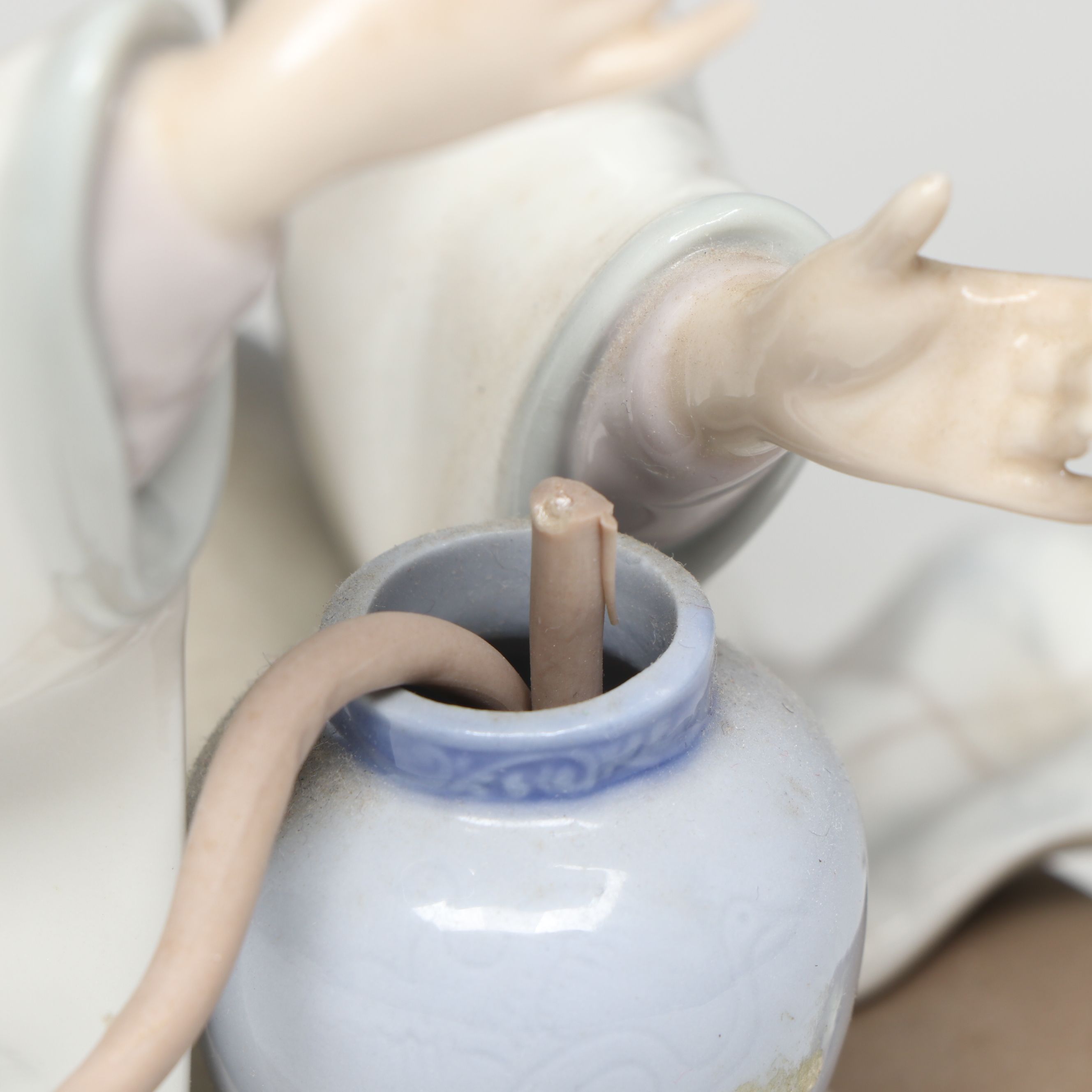 Lladró "Japanese Girl Decorating" Porcelain Figurine