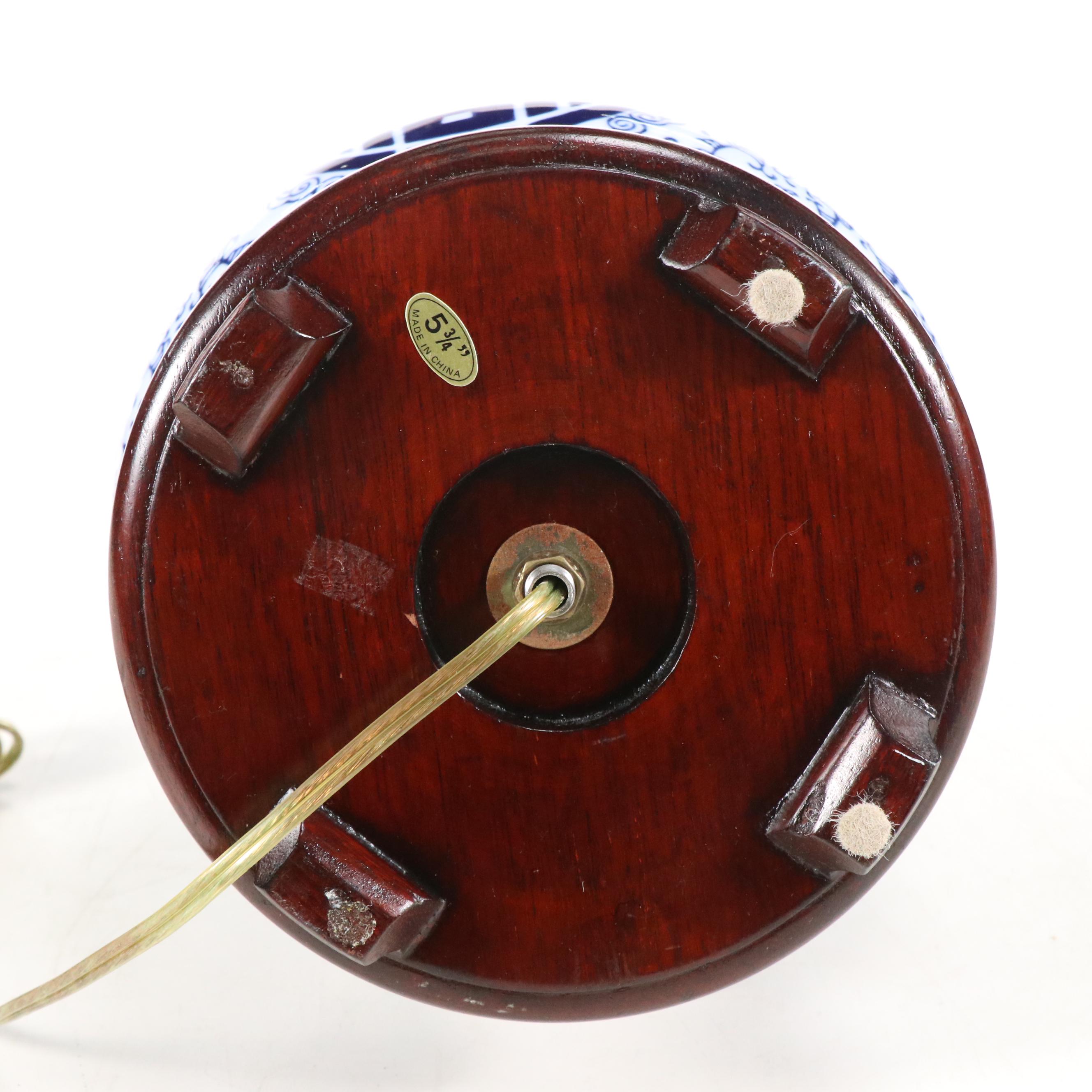 Chinese Blue and White Porcelain Vase Table Lamp