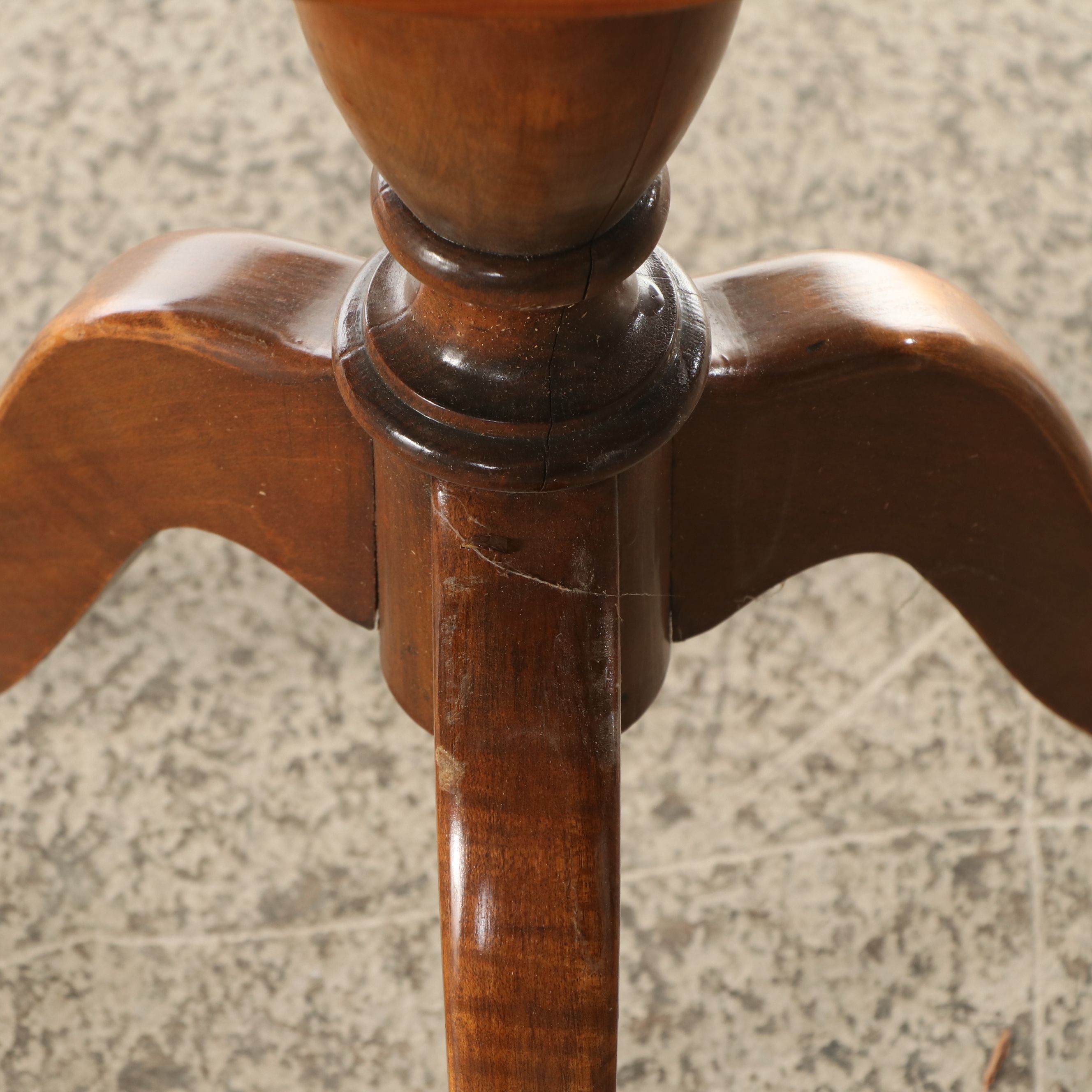 Georgian Style Mahogany Scalloped Edge Tilt-Top Table